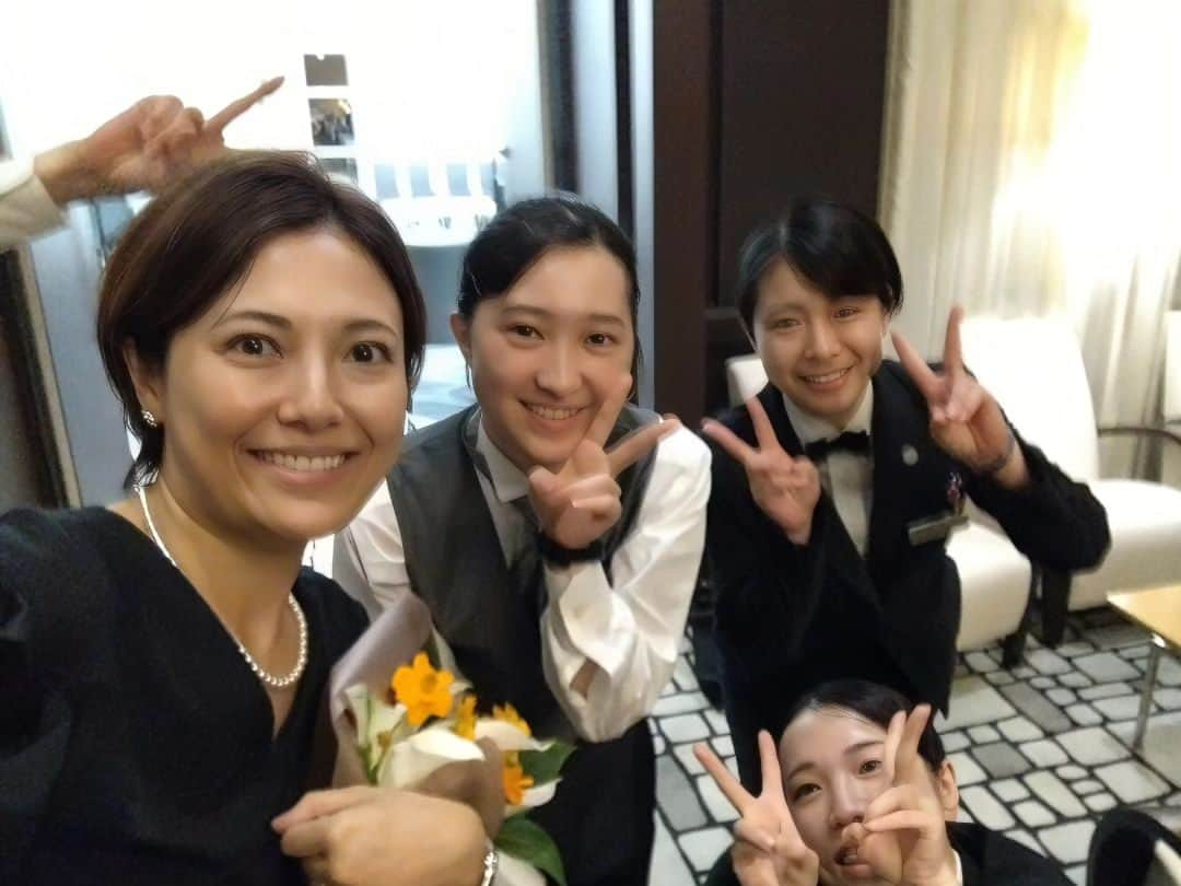 梅田陽子さんのインスタグラム写真 - (梅田陽子Instagram)「お誕生日投稿 続いておりまして失礼します。  今日はBridalの 現場スタッフの皆さんに 囲んでいただきました。  お開き後、 帰ろうと、お部屋の扉をあけると、 な、なんと！私を待っていてくださいまして。  びっくりして、号泣ですわ😭😭 別の部屋から飛んできてくださったり、 この時間まで待っていてくださったスタッフさんまで。  明日も早いのに、Sちゃん、Kちゃん！ そして皆さん、本当にありがとうございます。 用意してくださった綺麗なお花も嬉しいです😊 なんてアテクシは幸せなんだーっ  私が力を注いでいることの１つが Bridalです。 いつも力を合わせて連携したり、 補ってくださっている 大切なスタッフの皆さんです。 こうやって心通わせられる現場があること、 感謝しかありません。  テレビ、ブライダル、 イベント、配信のMCなど、 喋ること🎤には変わりはありませんが、 気の使いところが違いますし、 見る視点も変わりまして スイッチを入れ替えています。  上記のどの現場でも 喋り手一人でできる仕事はなくて、 みんなと波長を合わせながら 空気を感じ、読みながら仕事できるのは ナマモノで楽しいです。 もっとセンスを磨きたいし、 クライアントさんに満足していただきたい。 そんな欲だらけです。  年始も、 先輩の原元美紀さんのスクール、 東京アナウンススタジオの 若手アナウンサーの皆さんにも ブライダルに関して 五時間くらい熱すぎる授業をさせていただく機会をいただき、 皆さんから大変刺激を受けました。  これからは後輩の皆さんにも、 もっと思いを伝えられるように 自己研鑽に励みたいと思います。  今日はクライアントの新郎新婦さん、 親御さんからも 沢山のサプライズをしていただき、 ありがとうございます。  新婦さんが急にマイク持ち出すから 何、話するの？！ 聞いてない、へ？！とドキドキしましてw 私へのびっくりぽん🎁でした。  でもね、嬉しかったー😭😭！！！ 今日は幸せを分けていただいた上 さらに、幸せづくしでした🎁  あと１０分で7/29終わっちゃう！ バイバイ４４歳。 ハロー４５歳！☺✌  なんか、明日の アイビスとクイーンSは 当たりそうな気がするww  #ブライダル #bridal #wedding #ホテルウェディング #ゲストハウスウェディング #婚礼 #ご相談もお受けします #道をひらく  #喋りのパラレル目指します #アナウンサー #キャスター #🐴 #梅田陽子  #今年の誕生日なんとなくお仕事しようかなと思ってスケジュールオープンにしたらやはりご縁のある方とご縁を感じる仕事ができました  #新郎新婦さんとの再会や近況報告やお子さんの成長が楽しみっていう親戚のオバチャン状態です」7月29日 23時55分 - yokoumeda