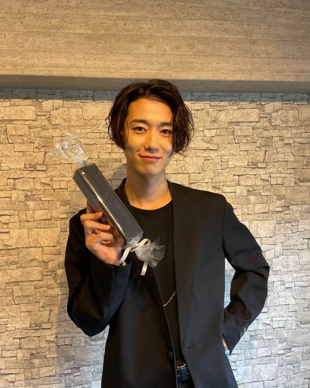 北村健人のインスタグラム：「先日の撮影時に1ヶ月ほど早い、最速の誕生日プレゼントを頂きました。 僕の趣味に関するものでした。嬉しい！」