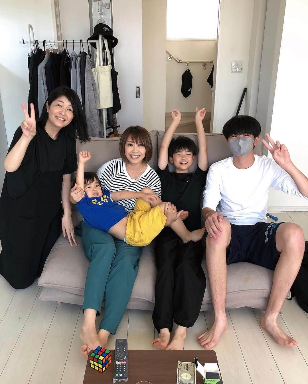 midoriyamaoさんのインスタグラム写真 - (midoriyamaoInstagram)「６泊7日の家族旅行👪❤️ 7月23日❣️ 午前中はまちゃに会いに象潟から本荘へ🚗💨 高校のお友達😊 ちょっとだけお邪魔しました🏠 お兄ちゃんにたくさん遊んでもらって息子も楽しそうでした😊  午後からは久しぶりの親やおばあちゃんとの再会🫂👵❤️ 弟家族もきてみんなでワイワイしましたよ〜👍 成長した息子を見せれてよかった☺️  #帰省 #久しぶりの再会 #象潟町 #実家 #おばあちゃんち #プール遊び #のんびり休日 #自然に囲まれた家 #なんだか癒されるなぁ」7月30日 0時02分 - midoriyamao