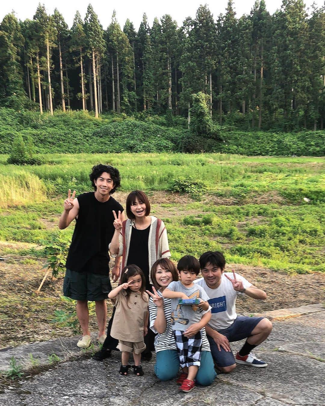 midoriyamaoさんのインスタグラム写真 - (midoriyamaoInstagram)「６泊7日の家族旅行👪❤️ 7月23日❣️ 午前中はまちゃに会いに象潟から本荘へ🚗💨 高校のお友達😊 ちょっとだけお邪魔しました🏠 お兄ちゃんにたくさん遊んでもらって息子も楽しそうでした😊  午後からは久しぶりの親やおばあちゃんとの再会🫂👵❤️ 弟家族もきてみんなでワイワイしましたよ〜👍 成長した息子を見せれてよかった☺️  #帰省 #久しぶりの再会 #象潟町 #実家 #おばあちゃんち #プール遊び #のんびり休日 #自然に囲まれた家 #なんだか癒されるなぁ」7月30日 0時02分 - midoriyamao