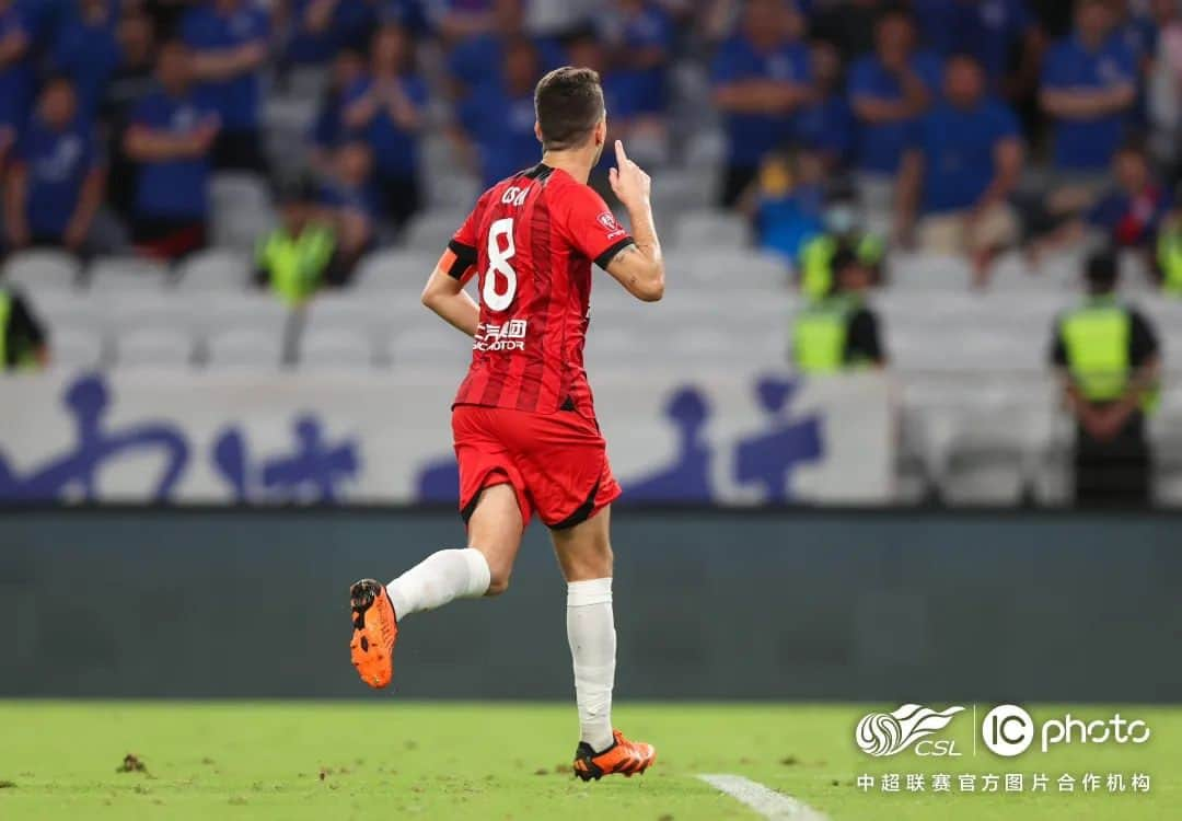 オスカルのインスタグラム：「The City is RED!! 🔴 ⚽️ @shanghaiport」