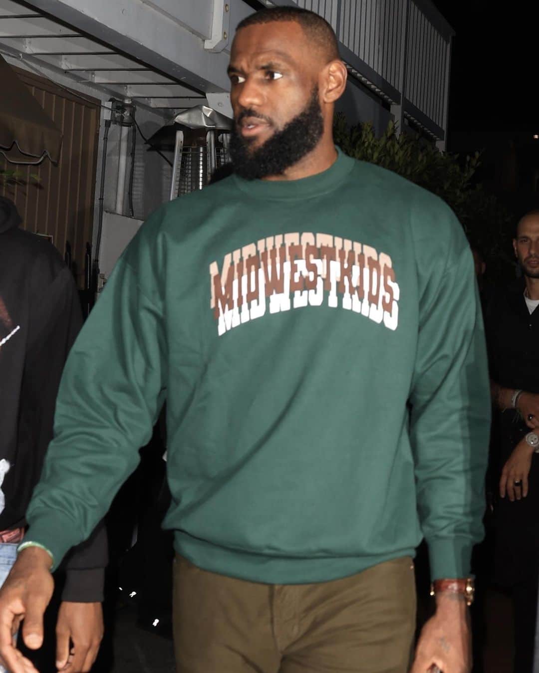 Just Jaredさんのインスタグラム写真 - (Just JaredInstagram)「Bronny James steps out for dinner with dad LeBron James and the rest of his family for the first time since suffering cardiac arrest earlier this week. #BronnyJames #LeBronJames Photos: Backgrid」7月29日 23時58分 - justjared