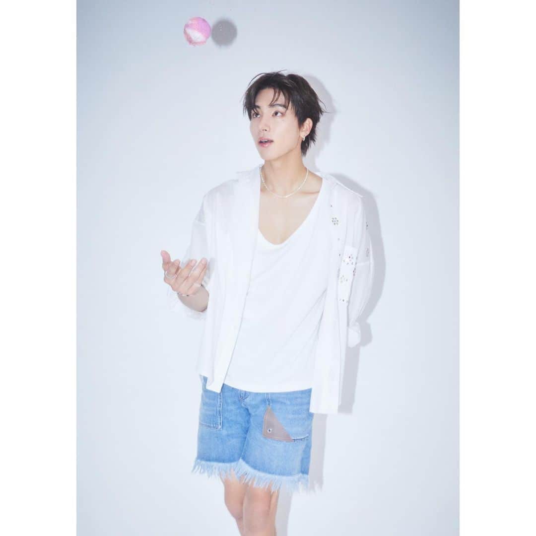THE BOYZさんのインスタグラム写真 - (THE BOYZInstagram)「THE BOYZ 2ND ALBUM [PHANTASY] Pt.1 Christmas In August Concept Photo #GLITTER  ✨ 2023.08.07 6PM Release  #THEBOYZ #더보이즈 #PHANTASY #Christmas_In_August」7月30日 0時01分 - official_theboyz
