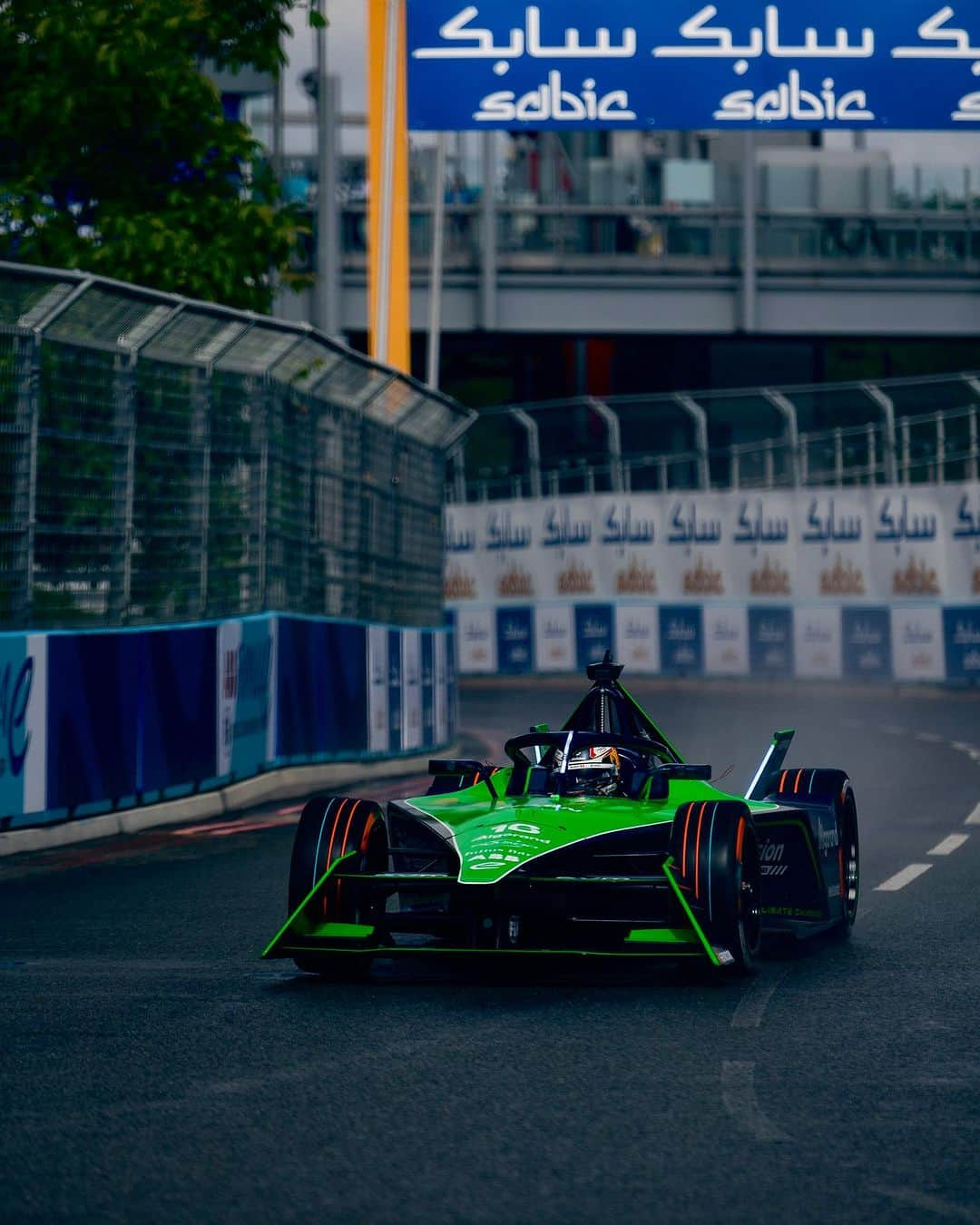 セバスチャン・ブエミのインスタグラム：「#LONDONEPRIX I’m going to start the 15th race of the season in P3. Race starts at 6pm CET! Let’s push 🚀 . . . #Fia #fiaformulae #envision #envisionracing #racing #motorsport #RedBull #RichardMille #alpian  #MoodCollection #Maxon #gowago #ABB #FormulaE #racingdriver #racingdriver #cliniquenescens」