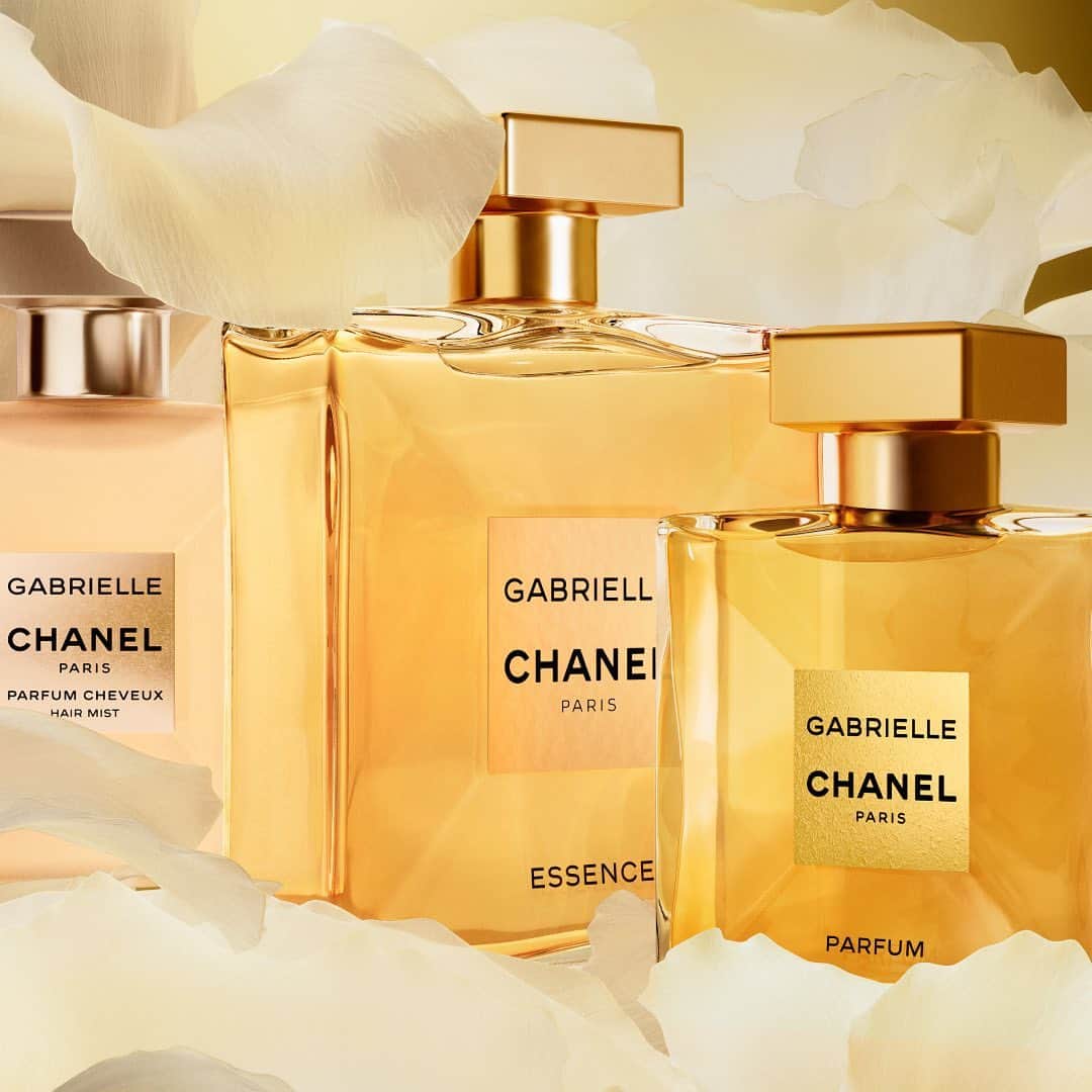 シャネルさんのインスタグラム写真 - (シャネルInstagram)「GABRIELLE CHANEL Inspired by Mademoiselle’s free-spirited, passionate personality, GABRIELLE CHANEL PARFUM and its voluptuous interpretation, GABRIELLE CHANEL ESSENCE, are fragrances for the determined, radiant woman. Intensify their floral, solar trail with GABRIELLE CHANEL HAIR MIST.  #GabrielleCHANEL #CHANELFragrance」7月30日 0時12分 - chanelofficial