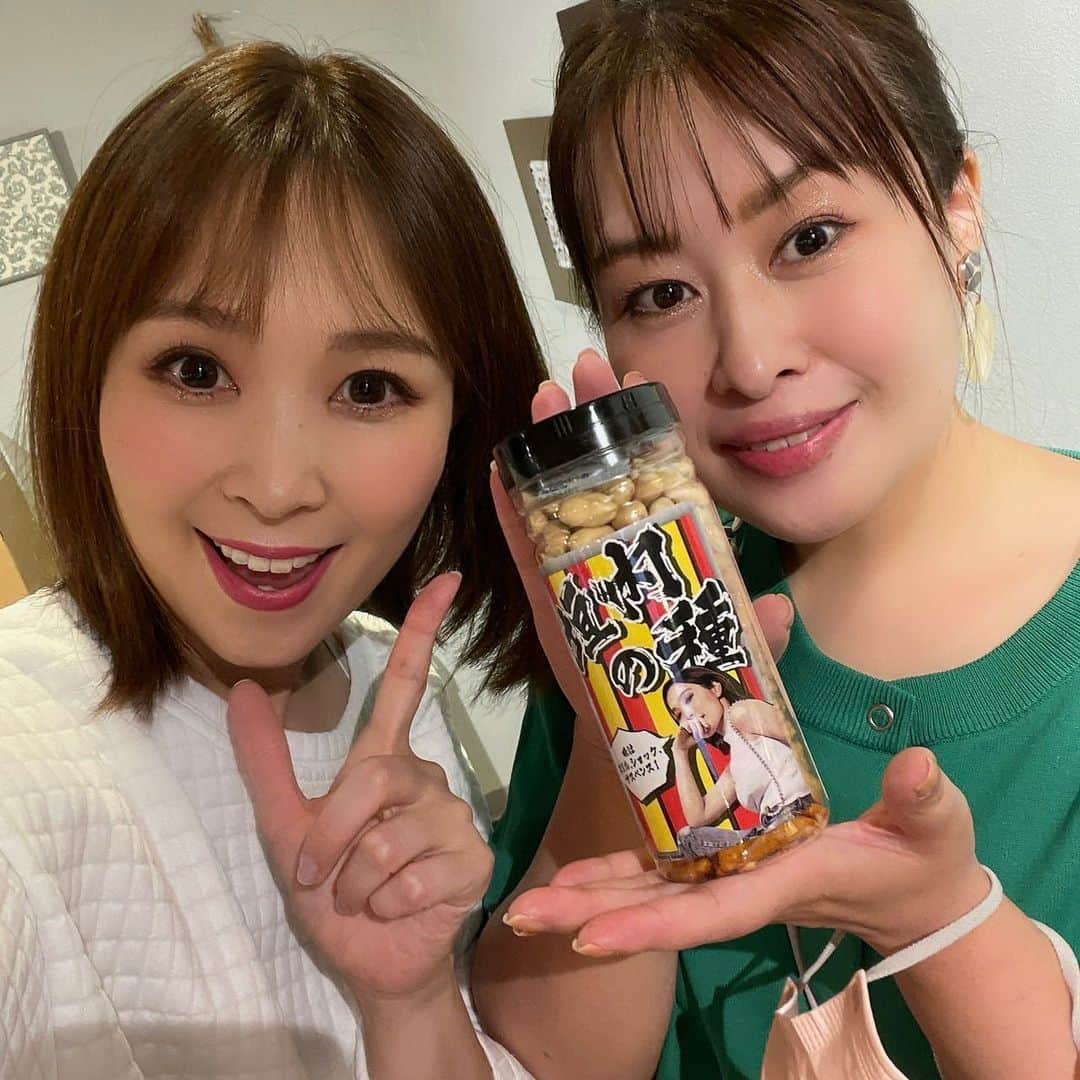 愛内里菜のインスタグラム：「本日バースデーライブ 大阪公演🎉🎵 ⁡ 大阪入りしてるでー🐕✨✨✨ ⁡ 後少しで会えるみんな！ 楽しみにしてるよ⭐️ ⁡ 今、グッズのチェキにサインかけた🫡👌 ⁡ おとといのめちゃくちゃ楽しくて嬉しかった DISCO LEONのイベントからの バースデーライブ本日2公演🎂 とにかく今日まで駆け抜けて アップするね😆🎉 ⁡ 垣内の種！！ LIVE会場で販売中✌️ ヘアメイクのゆりっぺと おすすめやでぇ👭😋  😆YouTube！ 「愛内里菜オフィシャルチャンネル」  ⁡ 🐦Twitter 愛内里菜 official @RRikakakiuchi ⁡ ⁡ 😆TikTok 愛内里菜/Rina Aiuchi 　 🟥17配信 愛内里菜_official」
