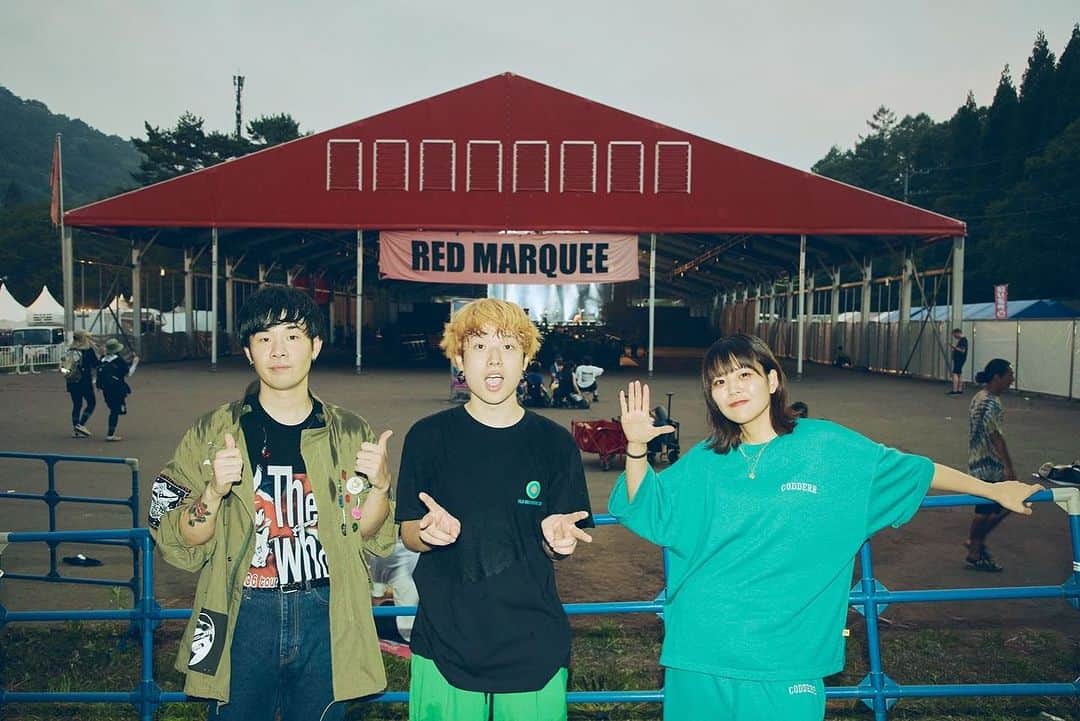 石原慎也のインスタグラム：「フジロック2023 楽し過ぎた。大団円最高でした！！ REDMARQUEE入場規制ありがとう。  MCでも言ったけど日本だけじゃなく色んな国から色んな音楽が集まる、幸せで自由なフェスでした。また出たいね。  #fujirock  #フジロック  photo by山川哲也 @tetsuyayamakawa」