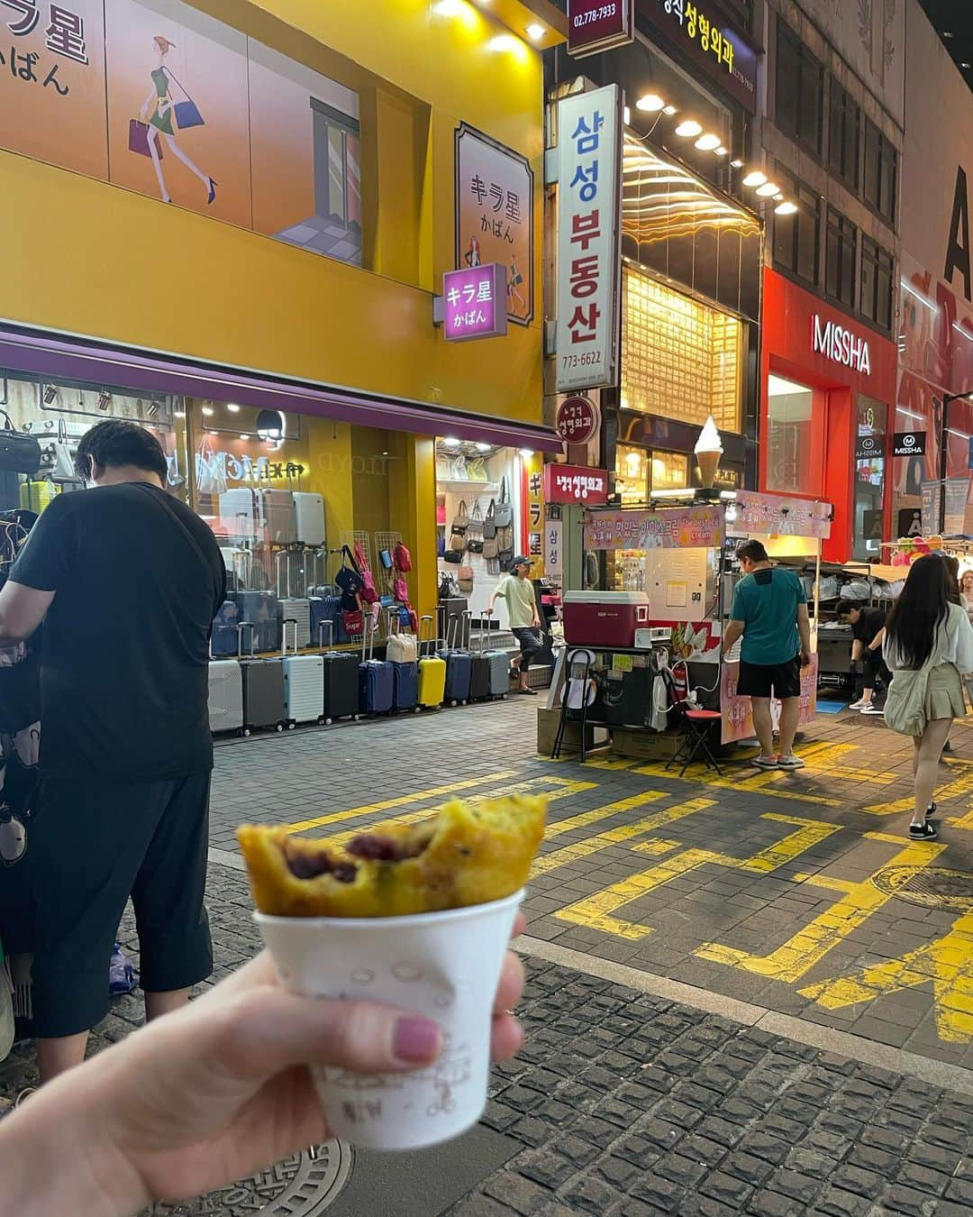 垣内彩未さんのインスタグラム写真 - (垣内彩未Instagram)「久々の海外🌏 初めての韓国！🇰🇷  初日は夜に到着して 明洞へ👯‍♀️ オダリチプにてケジャンを堪能🦀 あぁ、美味しかった...  別腹でホットクとブドウ飴も 胃におさめました🕺  ブラブラしながら 子供達へのお土産買ったり オリヤンで物色したり🧖‍♀️  @tense__official のリップが 非常に良かったです💄  初日から大満喫。  #韓国旅行」7月30日 0時06分 - kakiuchiayami