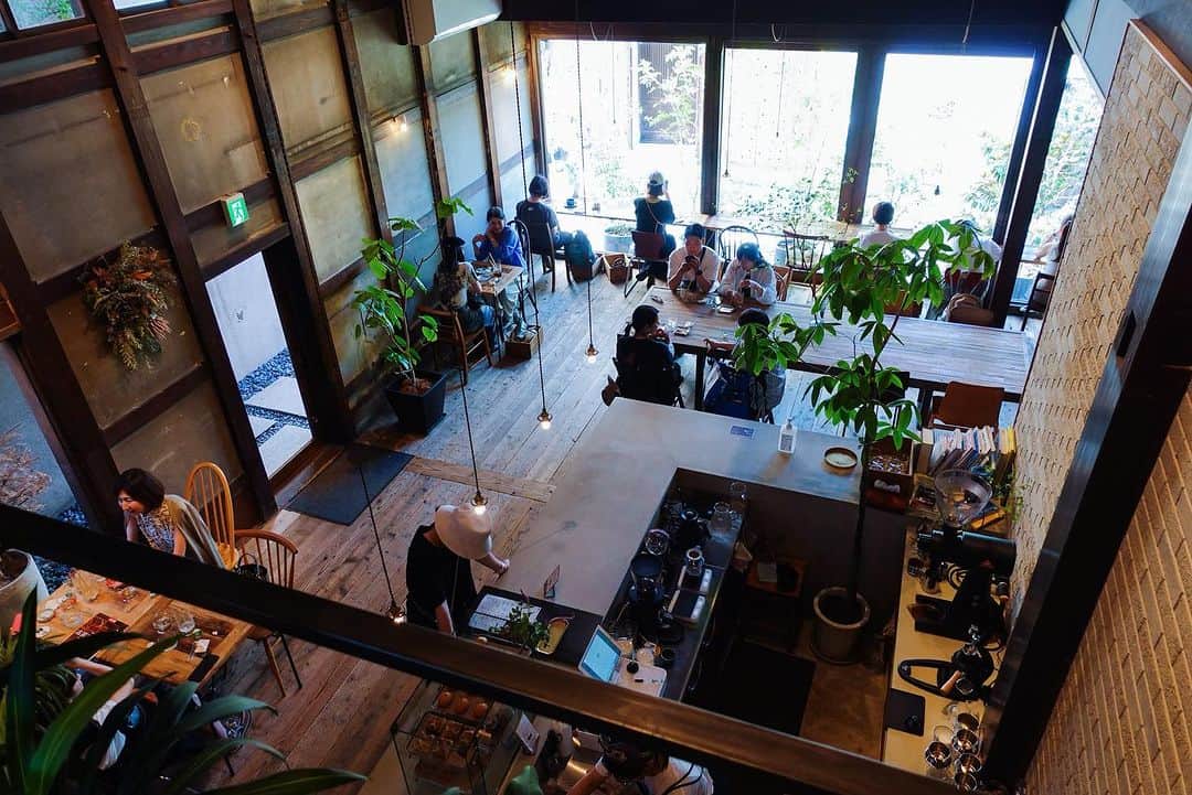 搗宮姫奈さんのインスタグラム写真 - (搗宮姫奈Instagram)「大阪にのとれぼ珈琲（ @torepocoffee ）。  古民家を改装して作った様なカフェ。  2階部分があって1階部分も広くて開放感マックス！！！！  めちゃくちゃ広いお家の半分を改装したのかな、、？ 奥にはに茶の間のようなお座席が！！！！  ここが使われる様になったらまた魅力的になりそうな予感で改装しないのかな🤩わくわく  飲み物も食べ物も抜群に美味しくて、それでいてお仕事とかしていてもなんだか許される様な感覚になる、最高の珈琲屋さんでした！🥺  私も理想の理想はこんな物件だな🫨  ---------  とれぼ珈琲（ @torepocoffee ）  ーーーーーー #ひめ旅日記 #ひめカフェ巡り  #大阪 #大阪カフェ #カフェ巡り #カフェ好き #カフェ散歩 #カフェ女子 #カフェ活  #コーヒータイム #コーヒースタンド #コーヒー好き #コーヒー豆 #ドーナツ #大阪ドーナツ #大阪コーヒー」7月30日 0時11分 - himenachaaaaan
