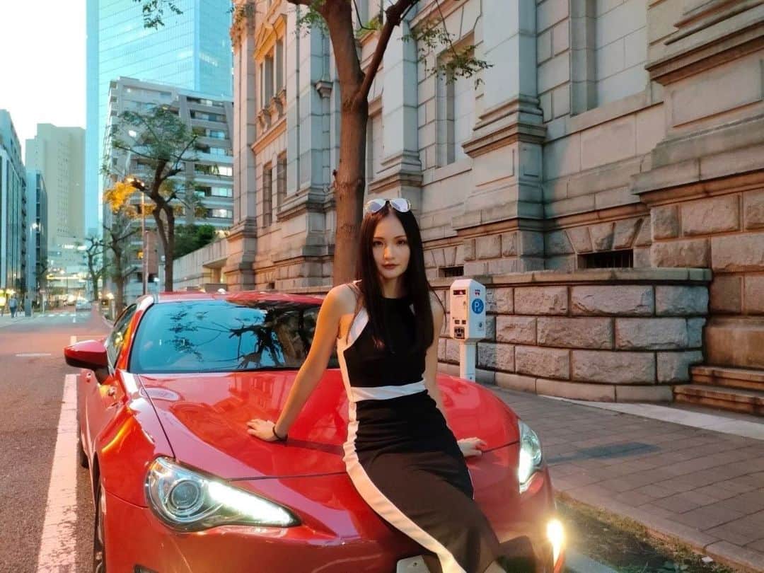 のインスタグラム：「with my 86 ♥ もはやロン毛時代の自分がなつかしいw ショートヘアはドライヤー短くて本当に快適です  最近のむそは、レコーディングしたり、5thの歌詞書いたり、オフの日は旦那様と映画を観に行ったり、 穏やかにすごしております🫶  #86 #車好き #86乗り #zn6」
