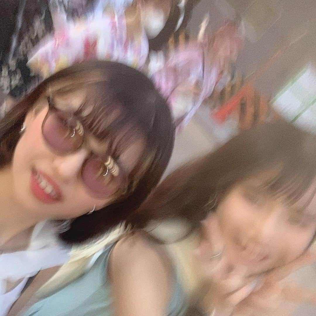 熊田和花さんのインスタグラム写真 - (熊田和花Instagram)「🎆  中学からの友達のしおりと 「この日は昼からホッピー通りで飲むぞ！！！」 と約束してから、隅田川の花火大会側が私たちに合わせてきたので、花火も見ることに  写真が下手くそすぎて基本残像  圧迫死するかと思ったからもう行かないけど、すごく綺麗だった〜 来年はフジロックに出たい  しおりがたまたま8/5のロッキンのチケット取ってたらしい 次はロッキンで会う、エモい  #fireworks #花火大会 #花火 #隅田川花火大会 #浅草 #ホッピー通り」7月30日 0時15分 - wa_flower_