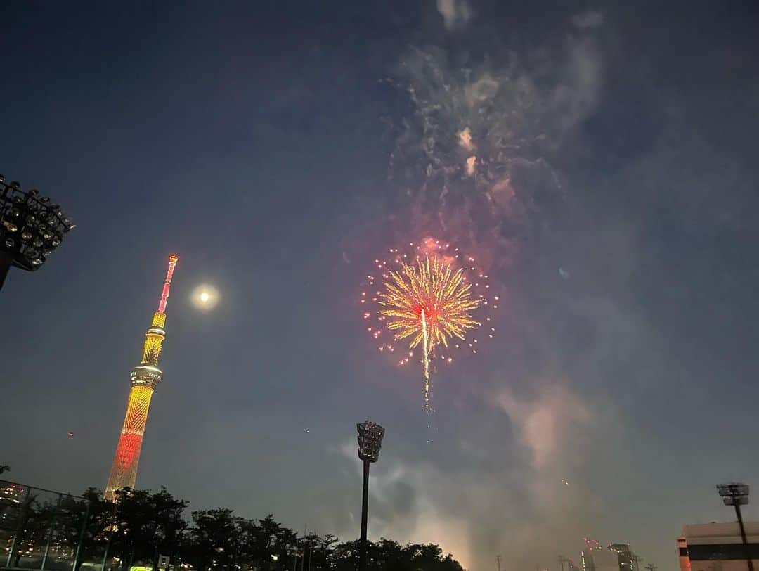 観月ありささんのインスタグラム写真 - (観月ありさInstagram)「テレビ東京「隅田川花火大会2023」生放送 ありがとうございました😊🎇  4年ぶりの開催ということで、 花火大会を待ち侘びていた皆さんのワクワク感や花火職人の方々の情熱を感じられてとても幸せな時間でした✨  こうしてコロナ禍を経て、夏のイベントが復活出来るのは嬉しいですね😆✨  テレビで生中継をご覧になった皆さんもご一緒に花火大会楽しんでいただけましたか😁？ TVerなどで見逃し配信もされているので、 是非そちらからもご覧くださいね！  花火の写真を皆さんにも少しお裾分けします😆🤲🏻  #テレビ東京 #隅田川花火大会 #隅田川 #花火大会 #花火 #東京スカイツリー #浴衣 #三浦翔平 くん #観月ありさ」7月30日 0時16分 - alisa_mizuki