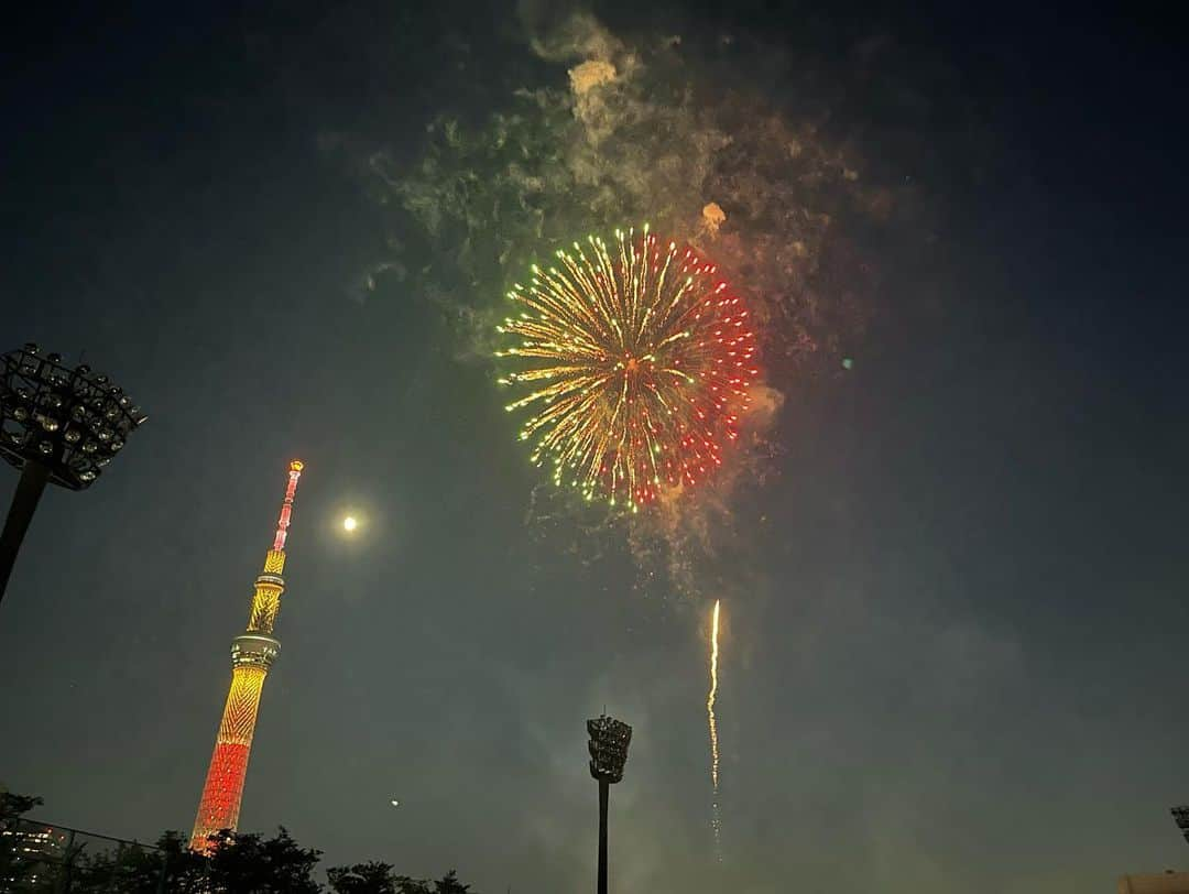 観月ありささんのインスタグラム写真 - (観月ありさInstagram)「テレビ東京「隅田川花火大会2023」生放送 ありがとうございました😊🎇  4年ぶりの開催ということで、 花火大会を待ち侘びていた皆さんのワクワク感や花火職人の方々の情熱を感じられてとても幸せな時間でした✨  こうしてコロナ禍を経て、夏のイベントが復活出来るのは嬉しいですね😆✨  テレビで生中継をご覧になった皆さんもご一緒に花火大会楽しんでいただけましたか😁？ TVerなどで見逃し配信もされているので、 是非そちらからもご覧くださいね！  花火の写真を皆さんにも少しお裾分けします😆🤲🏻  #テレビ東京 #隅田川花火大会 #隅田川 #花火大会 #花火 #東京スカイツリー #浴衣 #三浦翔平 くん #観月ありさ」7月30日 0時16分 - alisa_mizuki