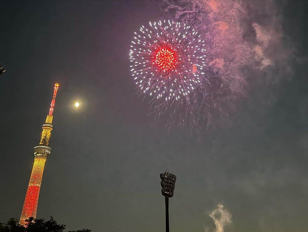 観月ありささんのインスタグラム写真 - (観月ありさInstagram)「テレビ東京「隅田川花火大会2023」生放送 ありがとうございました😊🎇  4年ぶりの開催ということで、 花火大会を待ち侘びていた皆さんのワクワク感や花火職人の方々の情熱を感じられてとても幸せな時間でした✨  こうしてコロナ禍を経て、夏のイベントが復活出来るのは嬉しいですね😆✨  テレビで生中継をご覧になった皆さんもご一緒に花火大会楽しんでいただけましたか😁？ TVerなどで見逃し配信もされているので、 是非そちらからもご覧くださいね！  花火の写真を皆さんにも少しお裾分けします😆🤲🏻  #テレビ東京 #隅田川花火大会 #隅田川 #花火大会 #花火 #東京スカイツリー #浴衣 #三浦翔平 くん #観月ありさ」7月30日 0時16分 - alisa_mizuki