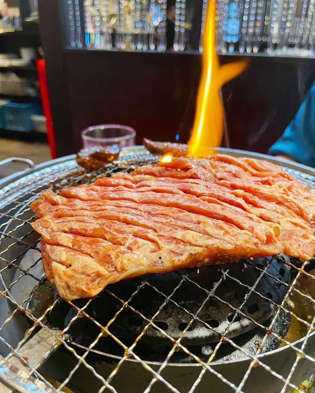 綾瀬麗奈さんのインスタグラム写真 - (綾瀬麗奈Instagram)「. ママ👩と焼肉を食べた日♡♡  やきにく十坪亭さん @jyuttsubotei へ行ってきました☺️✨  いただいたメニューはこちら↓ チョレギサラダ 和牛カルビ ハラミ 和牛ホルモン 壺漬けカルビ ユッケジャンスープ  あとはお決まりのライスも🍚🤍  リーズナブルなお値段なのに とっても美味しかった…🥹 しかもお肉にちゃんと厚みもあるので、 お値段以上の食べ応えがあります！！  1枚目に持ってる大きいお肉は 壺漬けカルビ！🥩 大きすぎて壺にぎゅうぎゅう詰め🤣🤣 焼いて 好きなサイズにカットして サンチュにのせて キムチと薬味をつけて… こんなの美味しいに決まってる😯🪞  ホルモン大好きなママは、 ぷりっぷりでいいホルモン〜 ってずっと言ってました🤣🌿  素敵なお肉をありがとうございました！！ 皆さんもぜひっ  お店の住所はこちら↓ 愛知県一宮市本町2ｰ4ｰ5  .  #PR @jyuttsubotei #やきにく十坪亭　#愛知グルメ　#愛知焼肉　#愛知観光　#一宮グルメ　#一宮ランチ　#一宮ディナー　#一宮焼肉　#焼肉　#グルメ女子　#焼肉女子　#焼肉大好き　#焼肉ディナー　#一宮市グルメ」7月30日 0時23分 - ayasereina