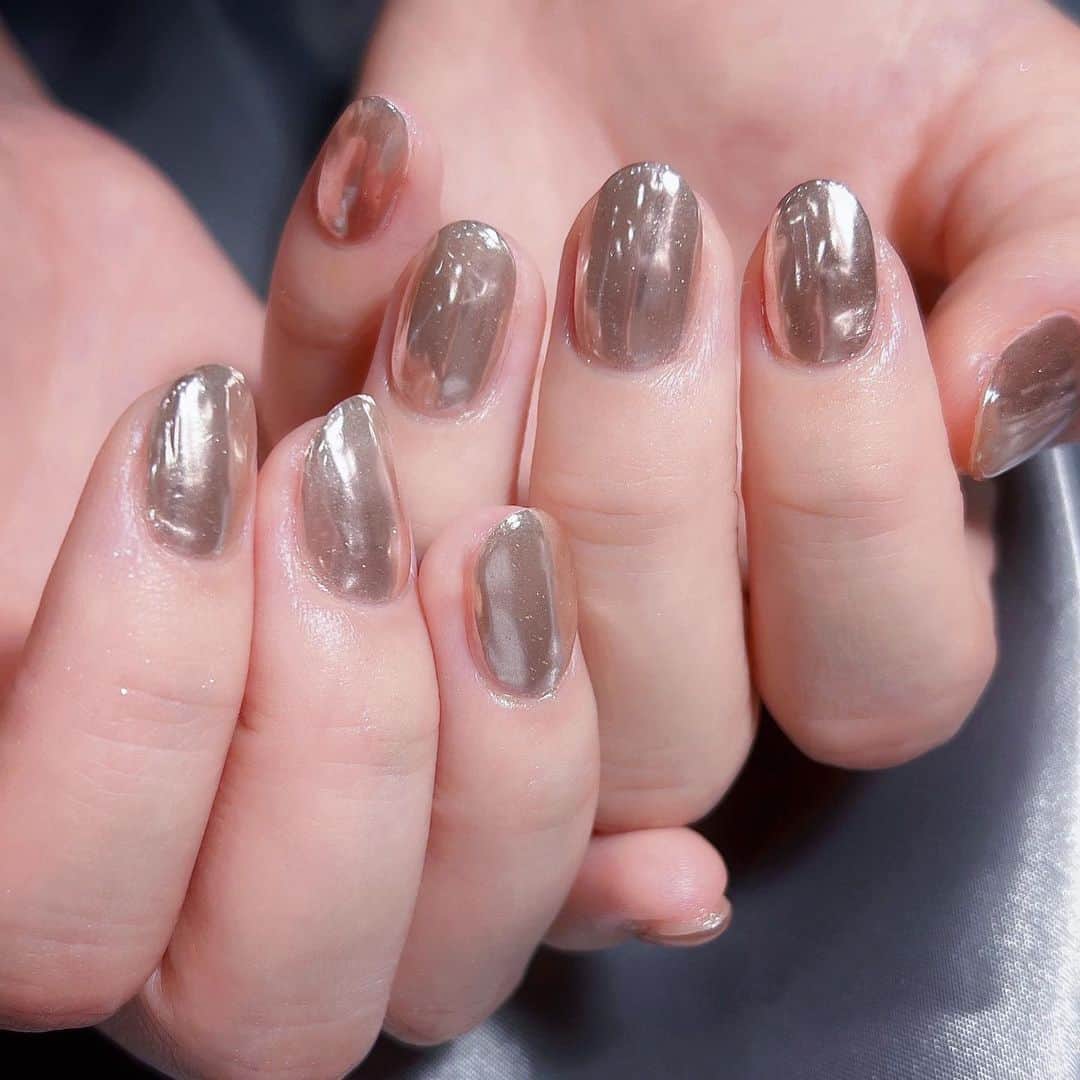 なかやまちえこのインスタグラム：「mirror🪞⠀ ⠀ @licaxxx1 さん⠀ 久々にマグネット以外です！⠀ ⠀ #nail #nails #nailart #ネイル #美甲 #ネイルアート  #japanesenailart #manucure #japanesenails #manicurist #gelnails #أظافر #네일아트 #미용  #เพ้นท์เล็บ #artedeuñas #เพ้นท์เล็บเจล #ジェルネイルデザイン #ネイルデザイン #nagelkunst  #ミラーネイル #mirrornails @preanfaofficial ⠀ @aby_sharenail」