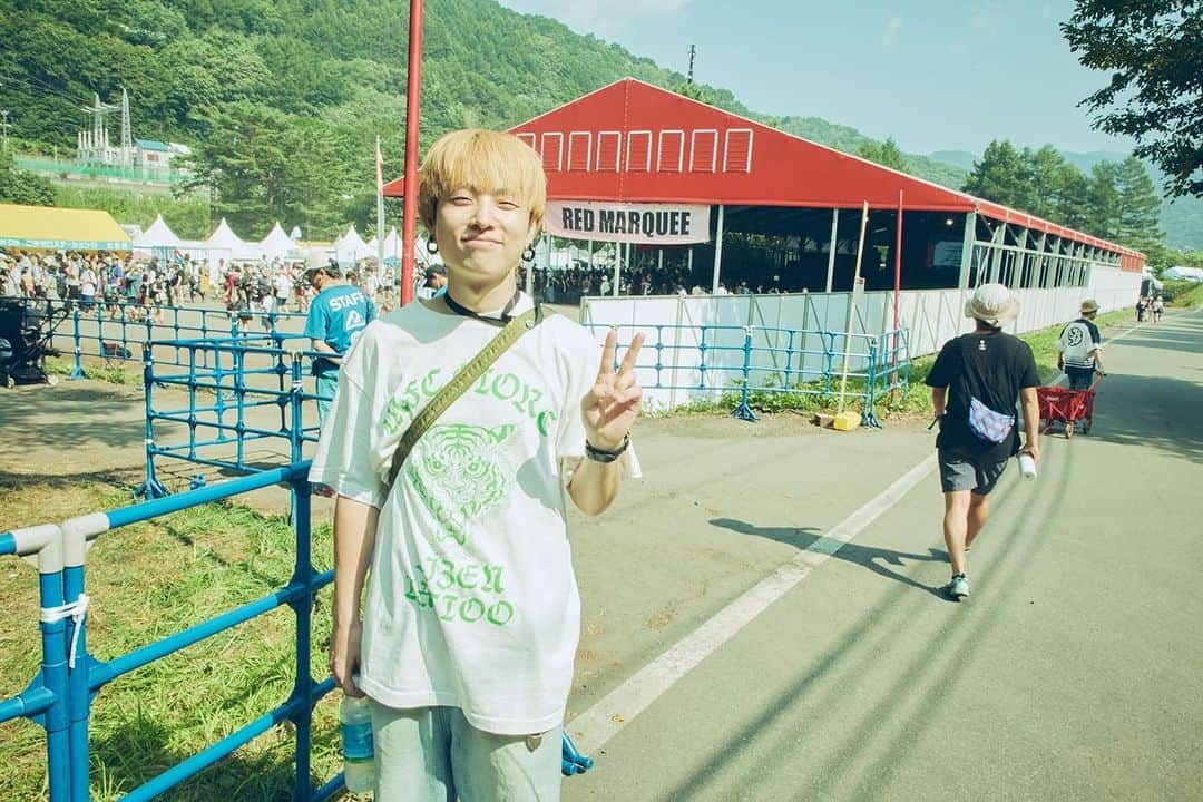 石原慎也のインスタグラム：「ただの観光客で草  #FUJIROCK #フジロック」