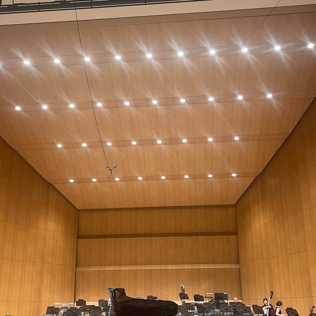 クリス智子さんのインスタグラム写真 - (クリス智子Instagram)「今日はピアニスト・塩谷哲さんのデビュー30周年記念コンサート@大宮レイボックホール。  おめでとうございまーす！！  東京フィルハーモニー交響楽団との演奏。1曲1曲とても大事に聴きました。 オーケストラの譜面を書くことに苦戦中と話していらした数ヶ月前。どうなるのか、聴くことを楽しみにしていました。 そして、素晴らしかった！  塩谷さんは、いつおあたたかく、面白く、ご自分のことを話す時は少しシャイで。しかし、常に、果敢に新しい世界、新しい自分に出逢いにいく姿あり、素敵ぢす。  ライブアルバム出ないかなー。  写真1枚目、手前は、本日やり切った塩谷哲さん👏 その上が私、さらに奥は、岩城直也さん　@naoya_iwaki 、私の隣は友人、さらにお久しぶりの我妻宏光さん、1番右は初めましての八島敦子さん。  ところで、大宮。今日は電車が運転見合わせ続き、どうなることかと思いましたが、行けて最高。大宮在住の友人のベストアテンドのもと、最後は一番街の中のお店で、おいしく食べて帰りました。  大宮の商店街、面白そう( ͡° ͜ʖ ͡°) また、自主的に大宮遠足したいものです。  #塩谷哲 #30周年 #大宮」7月30日 0時35分 - chris_tomoko