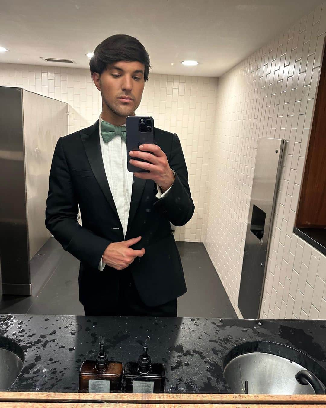 アンドリュー・ウォーレンのインスタグラム：「You can tell I love @siburris so much I wore a black tuxedo 🫶🏼 Congrats to the best couple @aaronsmackey & @siburris love you guys, and wedding was 💯 #mao」