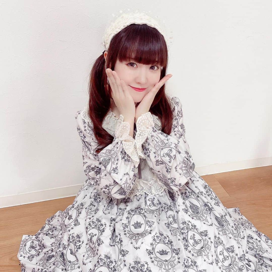 のインスタグラム：「︎︎   青木美沙子さん×Melody BasKetさんのコラボお洋服🎀 👑Rose Princessシリーズ👑 着させていただきました✨  とても上品で大人な雰囲気がとても可愛い😍 華やかなお洋服です💖 このお洋服の受付期間は7/30(日)23:59までです！  受注受付期間：7/7(金)12:00～7/30(日)23:59 お届け予定：11/上旬～中旬  今月もラジオ聴いて下さりありがとうございました🥰   #melodybasket #メロバス #メロディバスケット #メロバスコラボ #コラボ #ロリータの世界 #fmfuji #radiko #ラジオ #青木美沙子 #永井杏樹 #ロリータ #ロリータファッション #lolita #kawaii #lolitafashion #クラシカルロリータ #classiclolita」