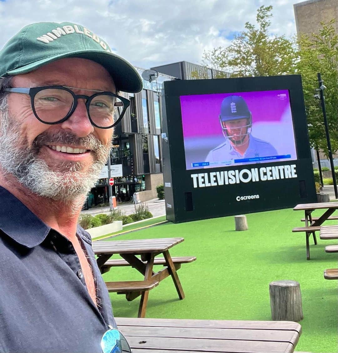 ヒュー・ジャックマンのインスタグラム：「So this is awesome. Not my selfie skills … the cricket.」