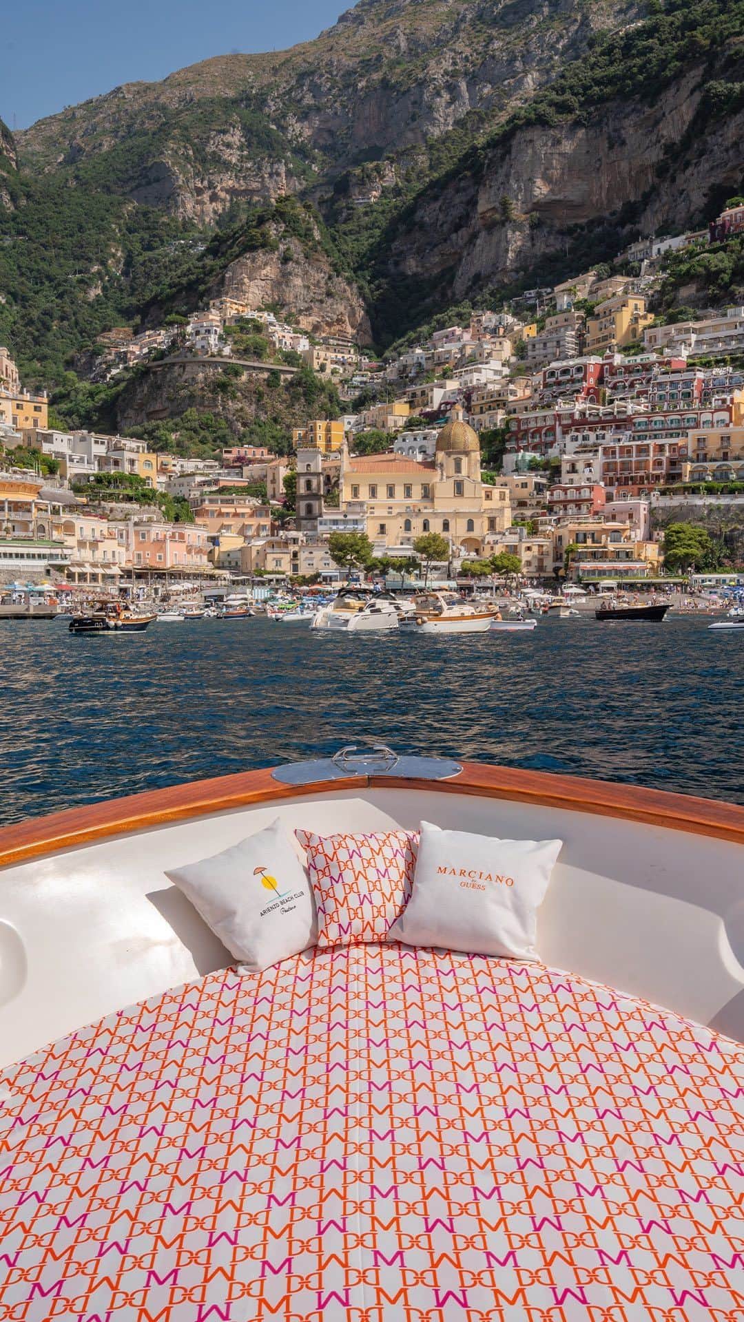 ゲスのインスタグラム：「Where beauty meets opulence. Marciano by GUESS Beach Club arrives at the iconic @arienzobeachclubpositano. #MarcianoPositano #GUESSBeachClub」