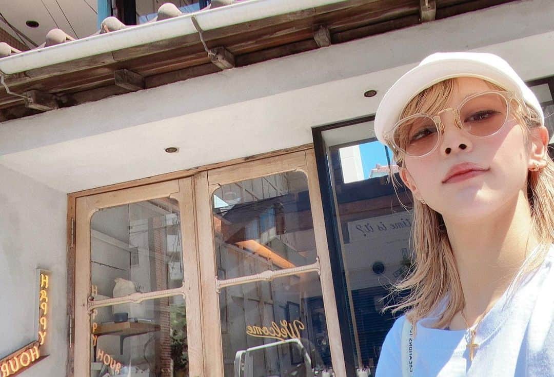 ロザリーナのインスタグラム：「お気に入りのお店♡  築100年の昔本屋さんだったんだって😳  最高な空間〜  ここのアボカドバーガーが定期的に食べたくなる🙃   #happyhour」