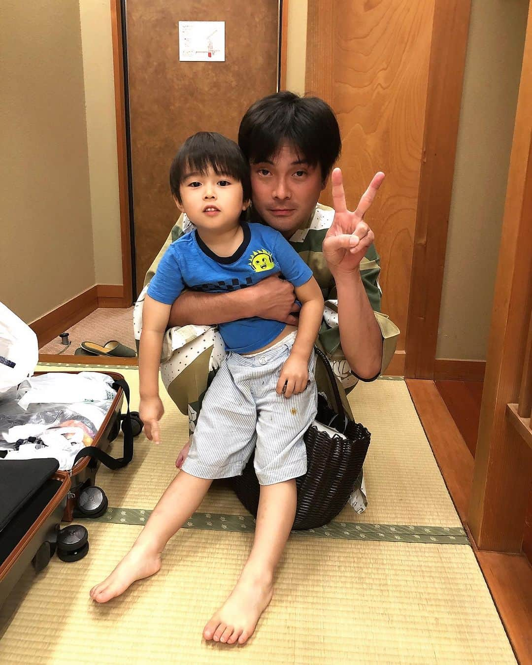 midoriyamaoさんのインスタグラム写真 - (midoriyamaoInstagram)「６泊7日の家族旅行👪❤️ 7月24日4日目❣️ 地元象潟の温泉宿を２泊して次は鶴岡に宿泊するべく向かいました🚗💨 道中、実家に寄り最後に親とたわいもない話をして鶴岡に住んでる友達に会いに行きまさした！ 庄内空港公園で待ち合わせ⛲️ 空港が目と鼻の先にあるので子供達が飛行機に釘付けでした❣️ 10年以上ぶりの再会🫂💕 ちょっと照れくさかったな…🤭  鶴岡の温泉宿でまったり♨️ あたしもパパと交代交代で車の運転してますよ🚗💨  #山形県鶴岡市 #山形県酒田市 #庄内空港緑地公園 #飛行機が間近で見れる公園 #久しぶりの再会 #あつみ温泉たちばなや #夕食に #山形牛 #ヤバいくらい美味しかったぁ❤️」7月30日 0時54分 - midoriyamao