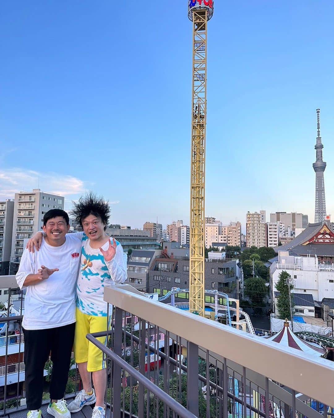 のインスタグラム：「花やしき×浅草寺×スカイツリー×岡野陽一×ジョニー大蔵大臣。 2023.7.29 あまみやみくのおたんじょうびかい (このあと夜には隅田川花火で夜空がえらいことに。ヘリが10機以上飛んでた)」