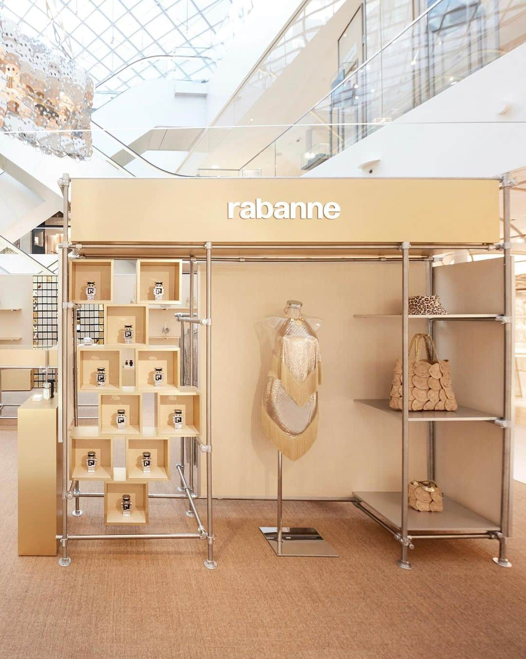 パコラバンヌさんのインスタグラム写真 - (パコラバンヌInstagram)「Enter the Rabanne universe at the exclusive pop-up event all summer long at La Samaritaine in Paris. A giant 1969 bag, an exclusive summer selection and the new FAME and PHANTOM await. #rabanne #lasamaritaineparis」7月30日 0時58分 - rabanne