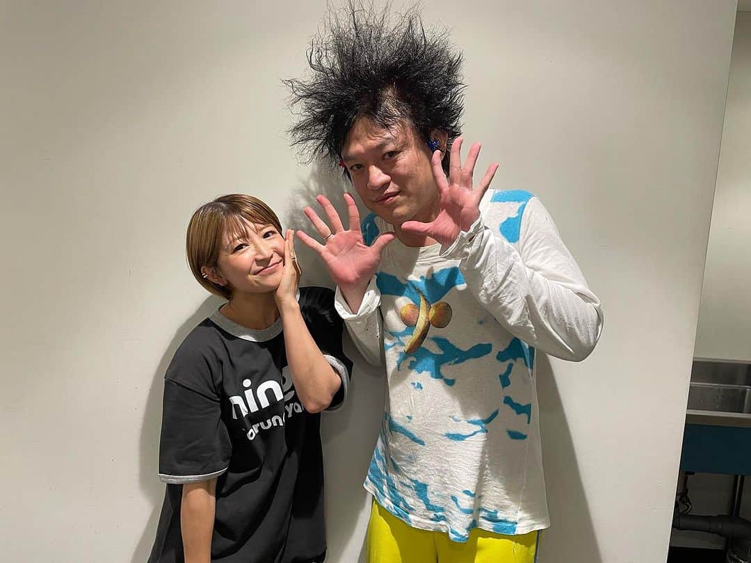 ジョニー大蔵大臣のインスタグラム：「本日のゲスト。面白くてセクシーなトップアイドル矢口真里さん。 クズ芸人の騎手「歩けるゲボ」こと岡野陽一さん！またお会いしたい！」