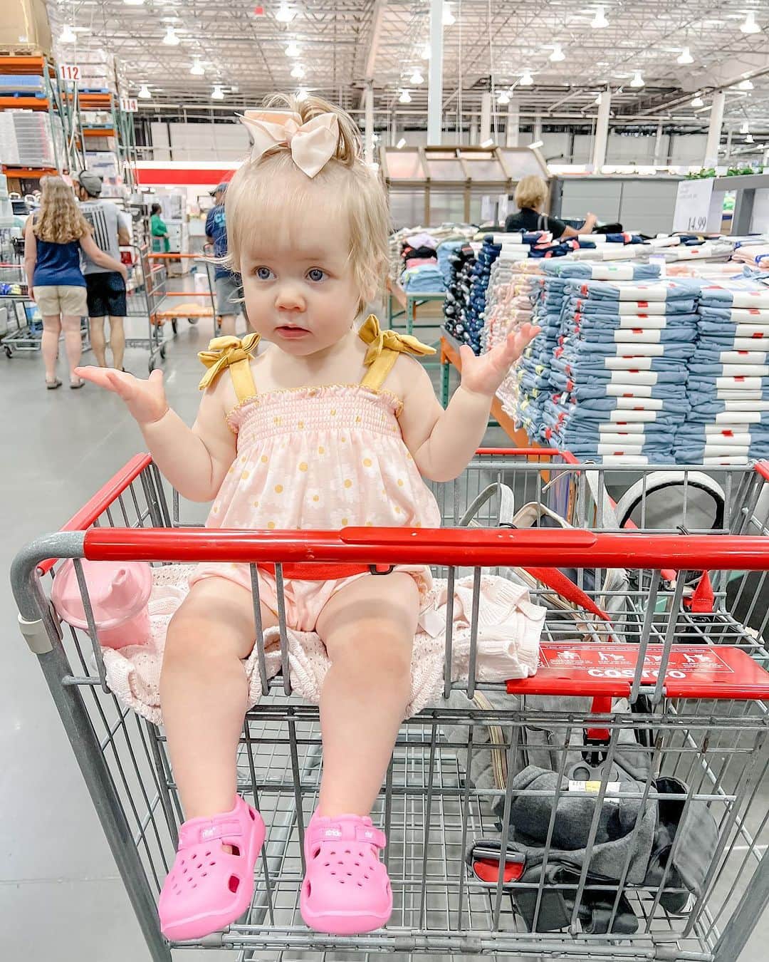 Costcoさんのインスタグラム写真 - (CostcoInstagram)「When you're unsure which sample to try next. 🤷🏼‍♀️  📷: @laura_k_macdonald」7月30日 1時00分 - costco