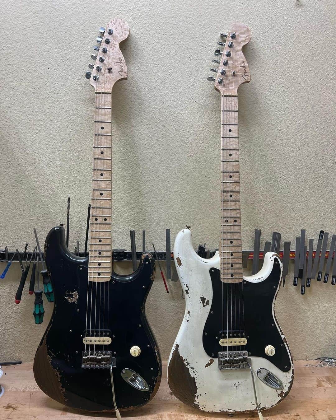 Fender Guitarのインスタグラム：「Which is your #Straturday pick: The '69 Strat in Black or Faded Frosted White? This duo, built by @andyhicks_fender in the @fendercustomshop, features AAA birdseye maple necks, oil finish, a brass nut, jumbo frets, 12” radius and a modern “C” neck shape. Tell us your favorite below!」