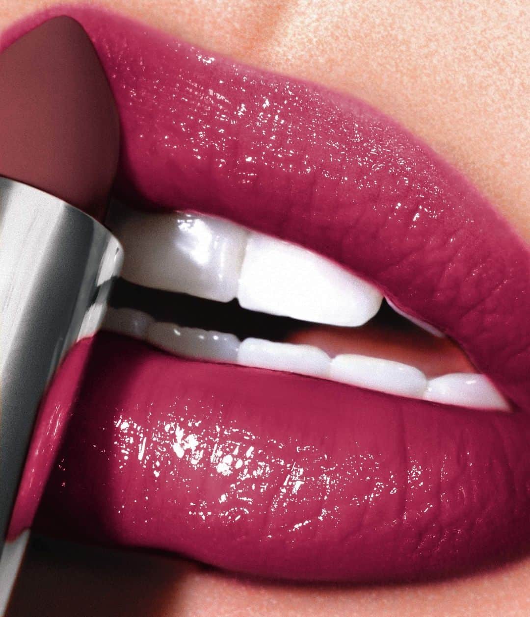 エイボンさんのインスタグラム写真 - (エイボンInstagram)「Happy National Lipstick Day! 💋 ✨ Swatching fmg Glimmer Satin Lipstick in Wild Cherry!  Shop the MAKEUP SALE and get up to 55% off for a limited time!   #avoninsider #lipswatches #lipgloss #lipcombo」7月30日 1時01分 - avoninsider