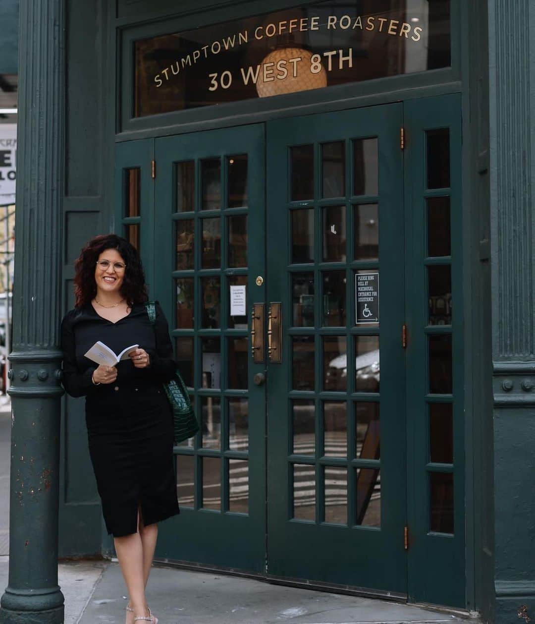 Stumptown Coffee Roastersのインスタグラム：「Opened in the spring of 2013, the Greenwich cafe is housed in what was formerly Eighth Street Bookshop, a literary center of Greenwich Village in the ‘50s and ‘60s.  Swing by with your favorite book and grab a cup of coffee this weekend! 📚☕️  📍 30 W 8th Street  New York, NY 10011」