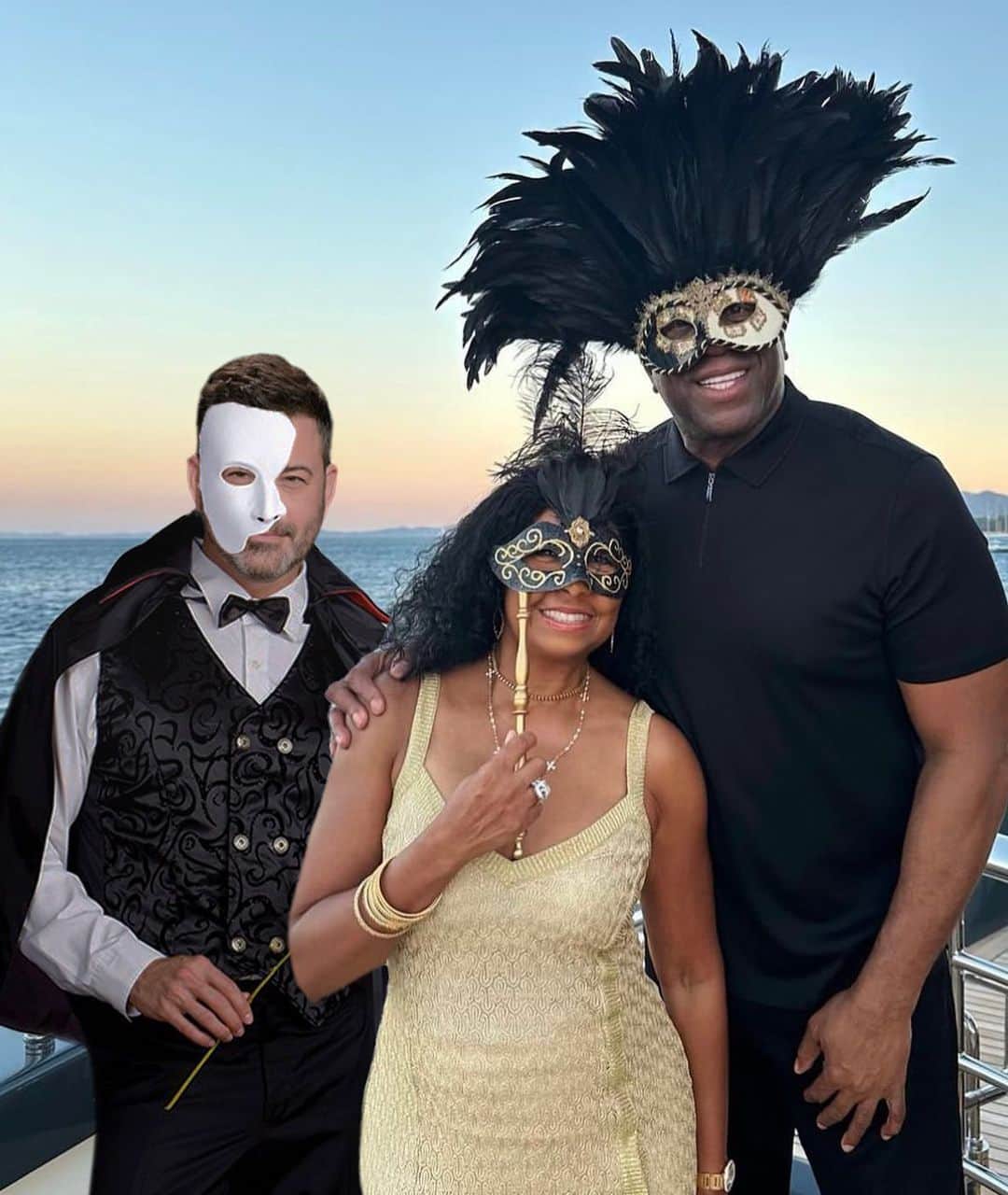 ジミー・キンメルのインスタグラム：「Fun masquerade party in Greece with @MagicJohnson, @TheCookieJ and me (on the left) #MyMagicVacation」