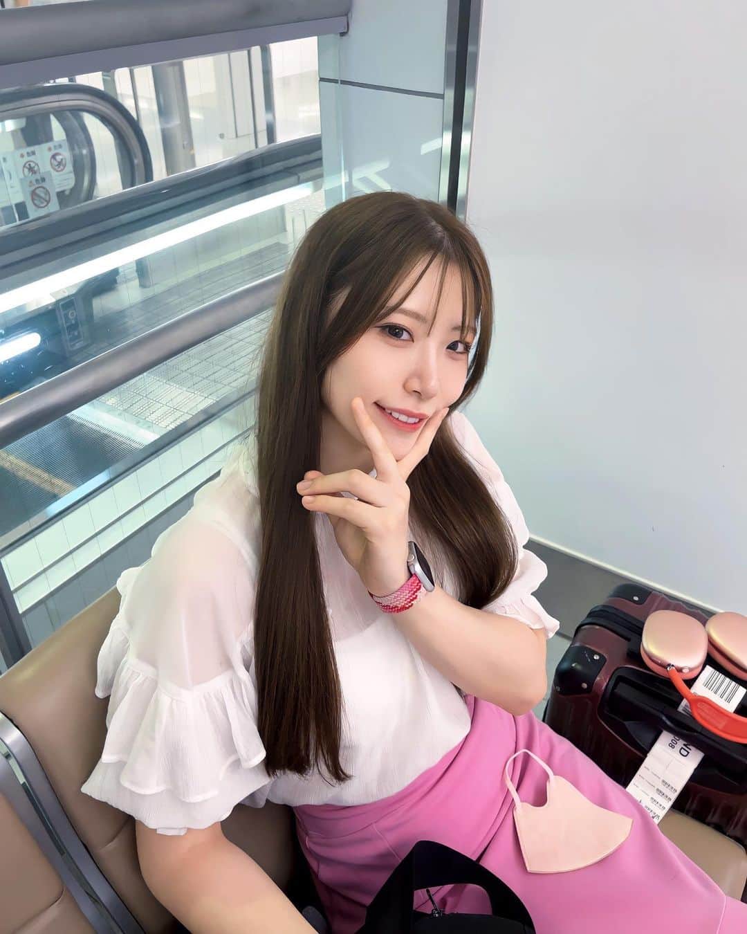 AKARIのインスタグラム：「おはりんご！🍎 にちようび〜  演奏動画を早くUPできるように 黙々と作業中。 色々こだわってしまって🥲❤️ 演奏動画で弾く曲は リスペクトがあるし好きな曲だし 熱がはいってしまう！ もうちょっと待っててね〜！  ちなみに、写真の腕につけてるApple Watchは目覚まし時計の役割しか果たしていません。 振動で完璧に起こしてくれる、高い目覚まし時計になってる😂⏰ でも絶対絶対起こしてくれるんだー！ 頼りになる！」