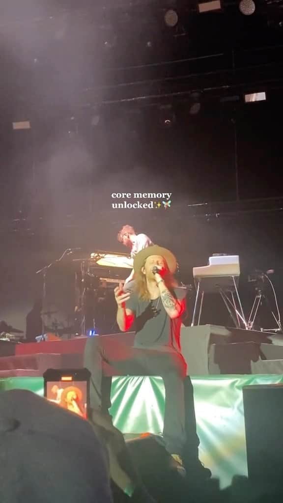 The Lumineersのインスタグラム：「Who else has a Lumineers concert core memory? 💙 🎥: sudemgun on Tik Tok」