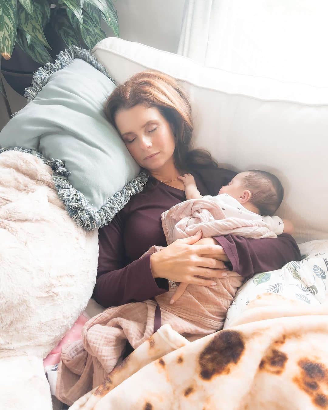 ジョアンナ・ガルシアさんのインスタグラム写真 - (ジョアンナ・ガルシアInstagram)「FAMILY 💕 1. First time holding my new neice, Baby Lio! 2. First poop on Uncle Nuts. 3. First nap with my new bestie 4. & 5. First hang with First Cousins 6. NOT the first time micromanaging @yourboyswish 🤣」7月30日 1時18分 - jogarciaswisher