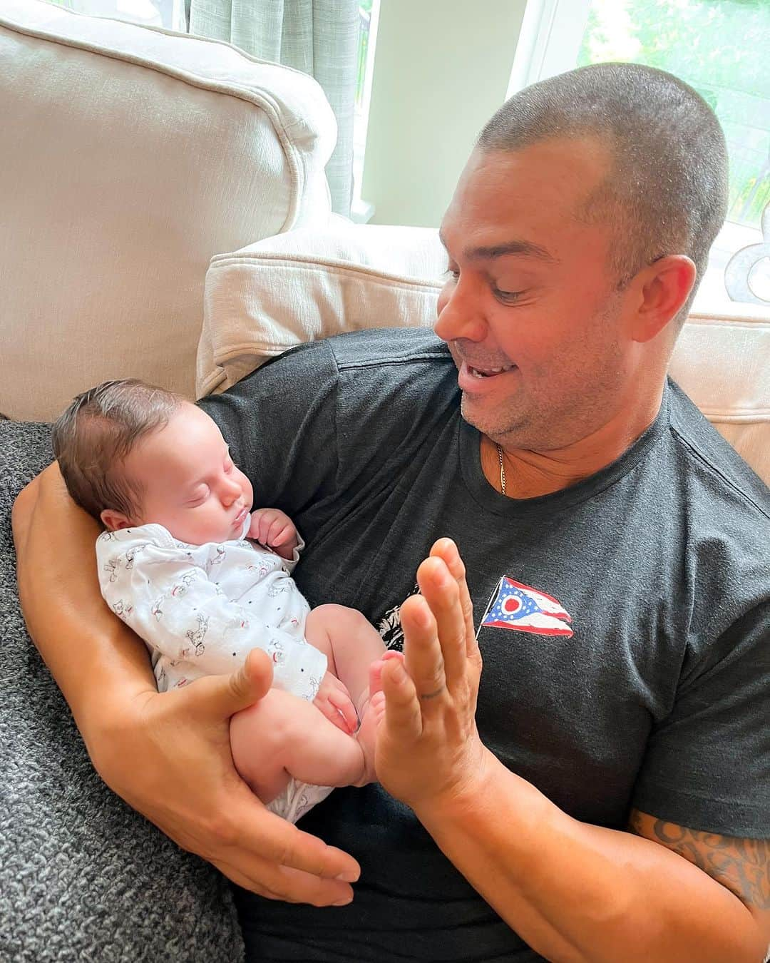 ジョアンナ・ガルシアさんのインスタグラム写真 - (ジョアンナ・ガルシアInstagram)「FAMILY 💕 1. First time holding my new neice, Baby Lio! 2. First poop on Uncle Nuts. 3. First nap with my new bestie 4. & 5. First hang with First Cousins 6. NOT the first time micromanaging @yourboyswish 🤣」7月30日 1時18分 - jogarciaswisher