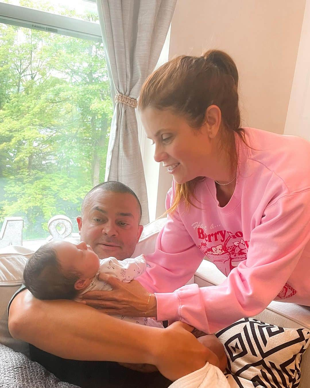 ジョアンナ・ガルシアさんのインスタグラム写真 - (ジョアンナ・ガルシアInstagram)「FAMILY 💕 1. First time holding my new neice, Baby Lio! 2. First poop on Uncle Nuts. 3. First nap with my new bestie 4. & 5. First hang with First Cousins 6. NOT the first time micromanaging @yourboyswish 🤣」7月30日 1時18分 - jogarciaswisher