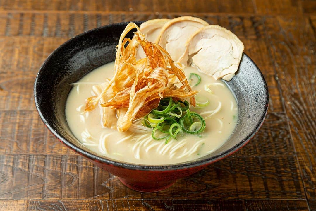 祇園麺処 むらじのインスタグラム：「Harmony of rich soup and noodles in authentic Kyoto atmosphere.　 Burdock on top is rich in dietary fiber.  「京都」を感じるシックな店内でいただくコクのあるラーメン。 食欲をそそる揚げゴボウには食物繊維もしっかりと😊   #kyotolunch #kyotonoodle #kyototrip #japanramen #京都ラーメン部 #京都グルメ #kyotoramen #ramenlovers #ramen #kyotodinner #関西ラーメン #kyotogram #ラーメン好きと繋がりたい　 #麺テロ #関西ラーメン部 #京都ごはん #飯スタグラム #むらじ　＃京都ラーメン　＃京都名店　＃京都ごはん　＃京都観光　＃風情　＃京都好きとつながりたい　＃ラーメン好きとつながりたい」