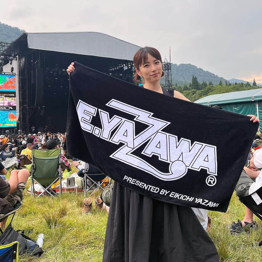 イアリサさんのインスタグラム写真 - (イアリサInstagram)「@fujirock_jp  1日目⛰️  若槻さんがフェスでも使えるワンピースを作ってくれて、フジロックに着ていくとずっと待っていた！ わ~いわ~い🙌  着替え持っていってたけど、着替える必要なかった！なんて快適なんでしょう。荷物ポケット入れれるし無敵でした！ @wcjapan   来年フジロック行く人このワンピース全員着たらいいのに~という感じ。笑  夜中2時くらいにホテル帰ってきて秒で寝た😪  #fujirock #フジロック」7月30日 1時27分 - _i.arisa_