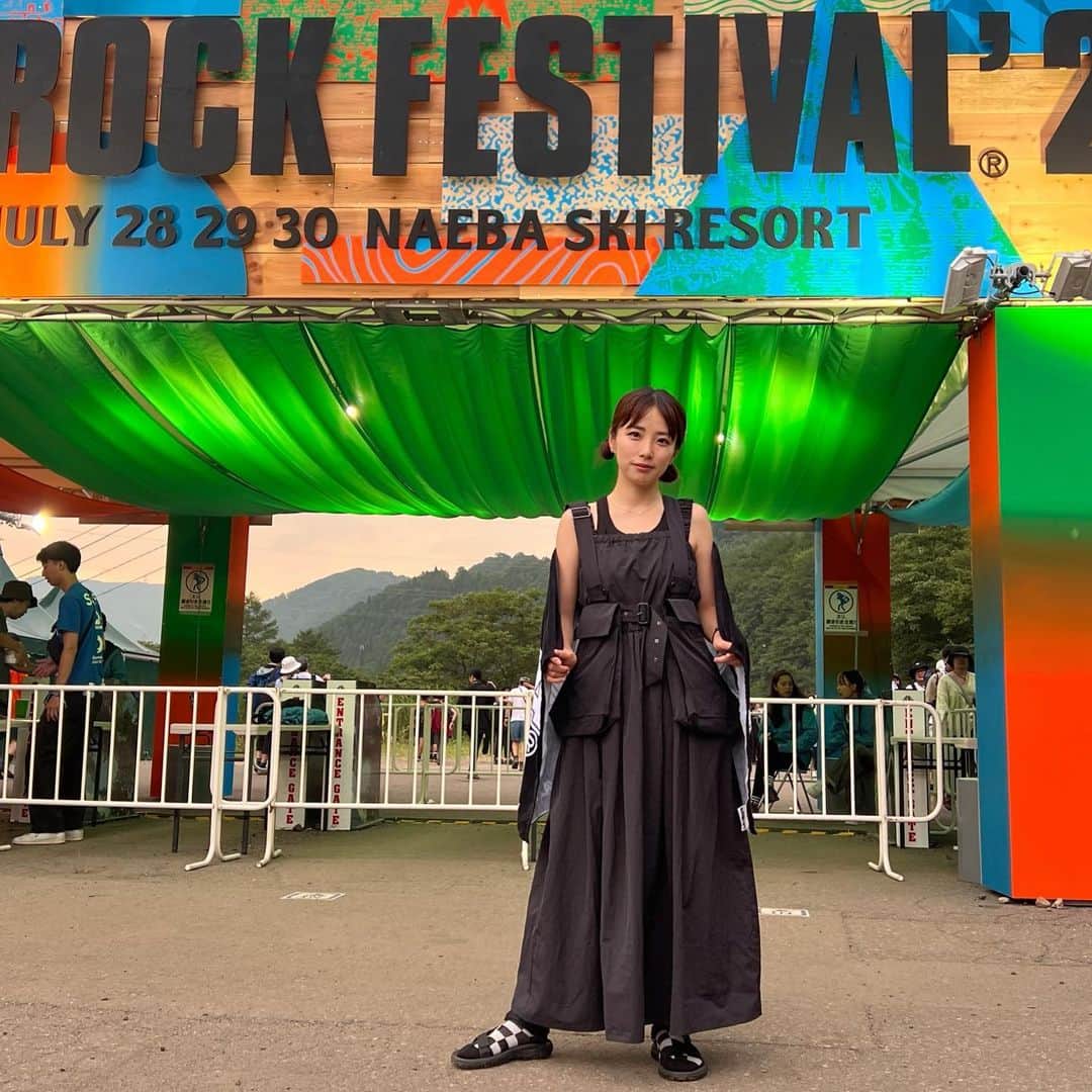 イアリサのインスタグラム：「@fujirock_jp  1日目⛰️  若槻さんがフェスでも使えるワンピースを作ってくれて、フジロックに着ていくとずっと待っていた！ わ~いわ~い🙌  着替え持っていってたけど、着替える必要なかった！なんて快適なんでしょう。荷物ポケット入れれるし無敵でした！ @wcjapan   来年フジロック行く人このワンピース全員着たらいいのに~という感じ。笑  夜中2時くらいにホテル帰ってきて秒で寝た😪  #fujirock #フジロック」