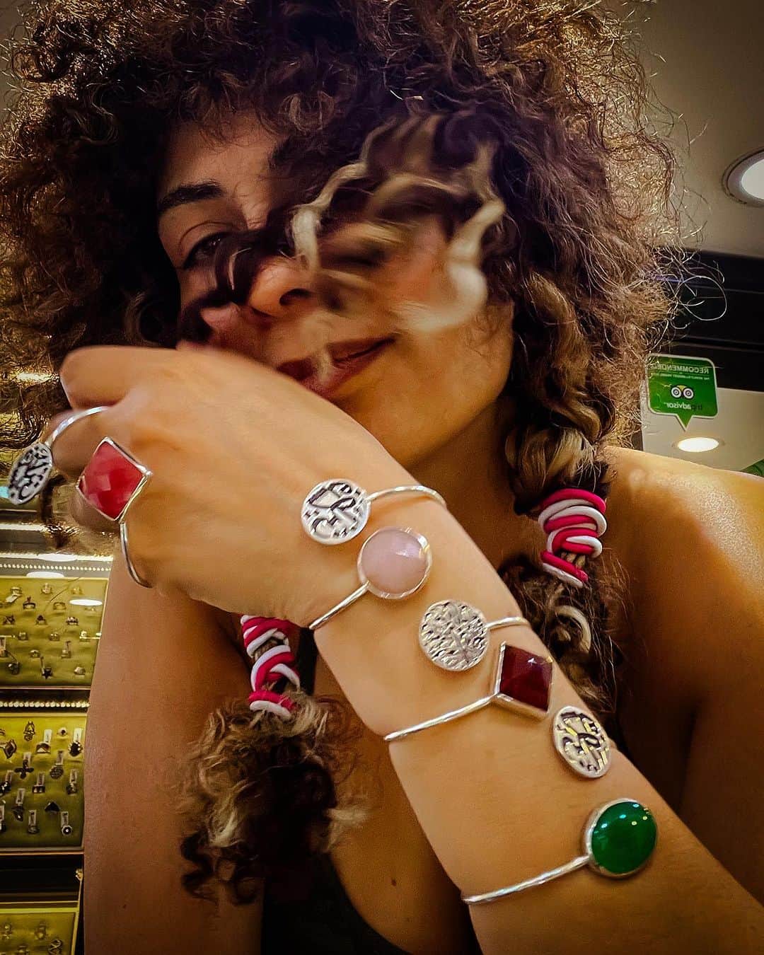ヤスミン・アル＝マスリーさんのインスタグラム写真 - (ヤスミン・アル＝マスリーInstagram)「A day off from shooting in Ramallah, visited my friend @ramzijewelry whom u have to check out if you love silver, calligraphy, precious stones, jewelery .. #palestinian #excellence at #home」7月30日 1時29分 - jazmasri