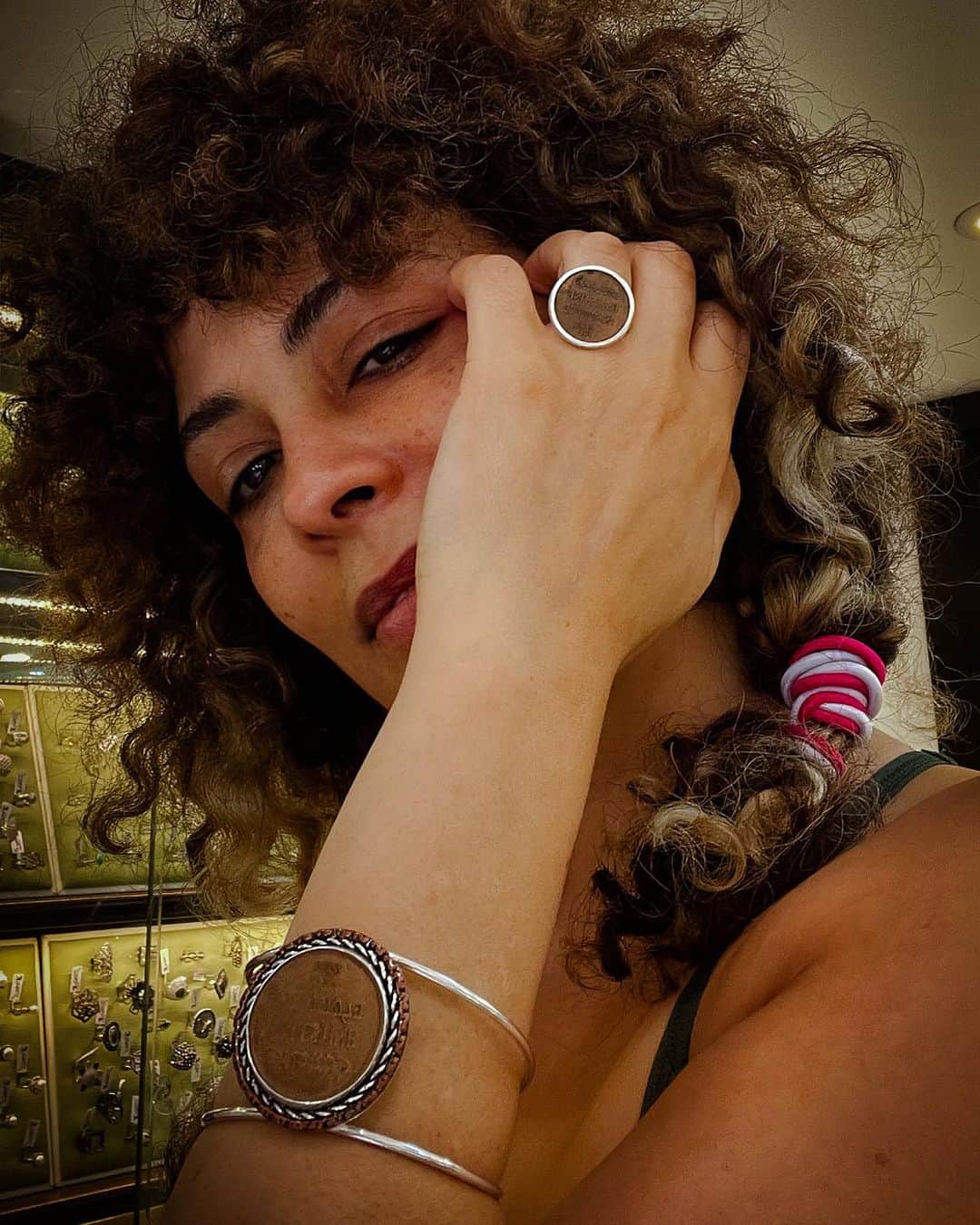 ヤスミン・アル＝マスリーのインスタグラム：「A day off from shooting in Ramallah, visited my friend @ramzijewelry whom u have to check out if you love silver, calligraphy, precious stones, jewelery .. #palestinian #excellence at #home」