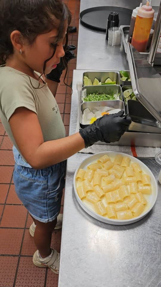 Cesar Gonzalez Cocineroのインスタグラム：「Así le prepara la pasta a sus amiguitas, con 7 añitos recién cumplidos ♥️  Sábado y Domingo tenemos el Mariachi Brunch Ilimitado por $39, todo lo que quieras comer, son 32 platos para que elijas lo que desees y cuanto desees, además $25 todas las bebidas ilimitadas (Margarita, Mimosa, Prosecco, Sangría, Cerveza), pero si no quieres el ilimitado no hay problema, también tenemos el menú regular.  Sábados de 12pm a 4pm y Domingos de 11am a 4pm  Para reservar, click en ni bio.」