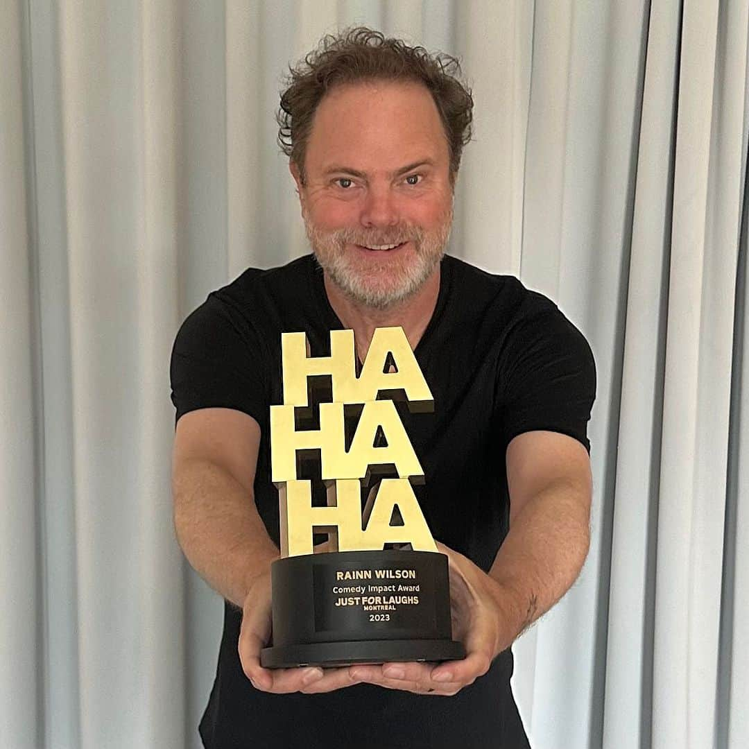 レイン・ウィルソンさんのインスタグラム写真 - (レイン・ウィルソンInstagram)「Had an AMAZING time at the @justforlaughs Fest in Montréal! All kinds of magical things happened. Thank you for my award! I will put it on my shelf. (Not in my closet!)」7月30日 1時35分 - rainnwilson