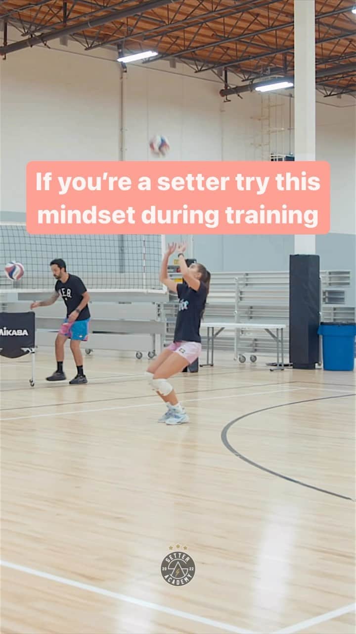 ウィリアム・アルジョナのインスタグラム：「2 things any setter can commit to in the gym ✌️  100% every moment in the gym Feet to the ball every single time   From there, you’re ready to move on to more advanced concepts but we must first commit and complete these basic two concepts.  Try this drill to push your creativity in moving to balls as fast as possible.」