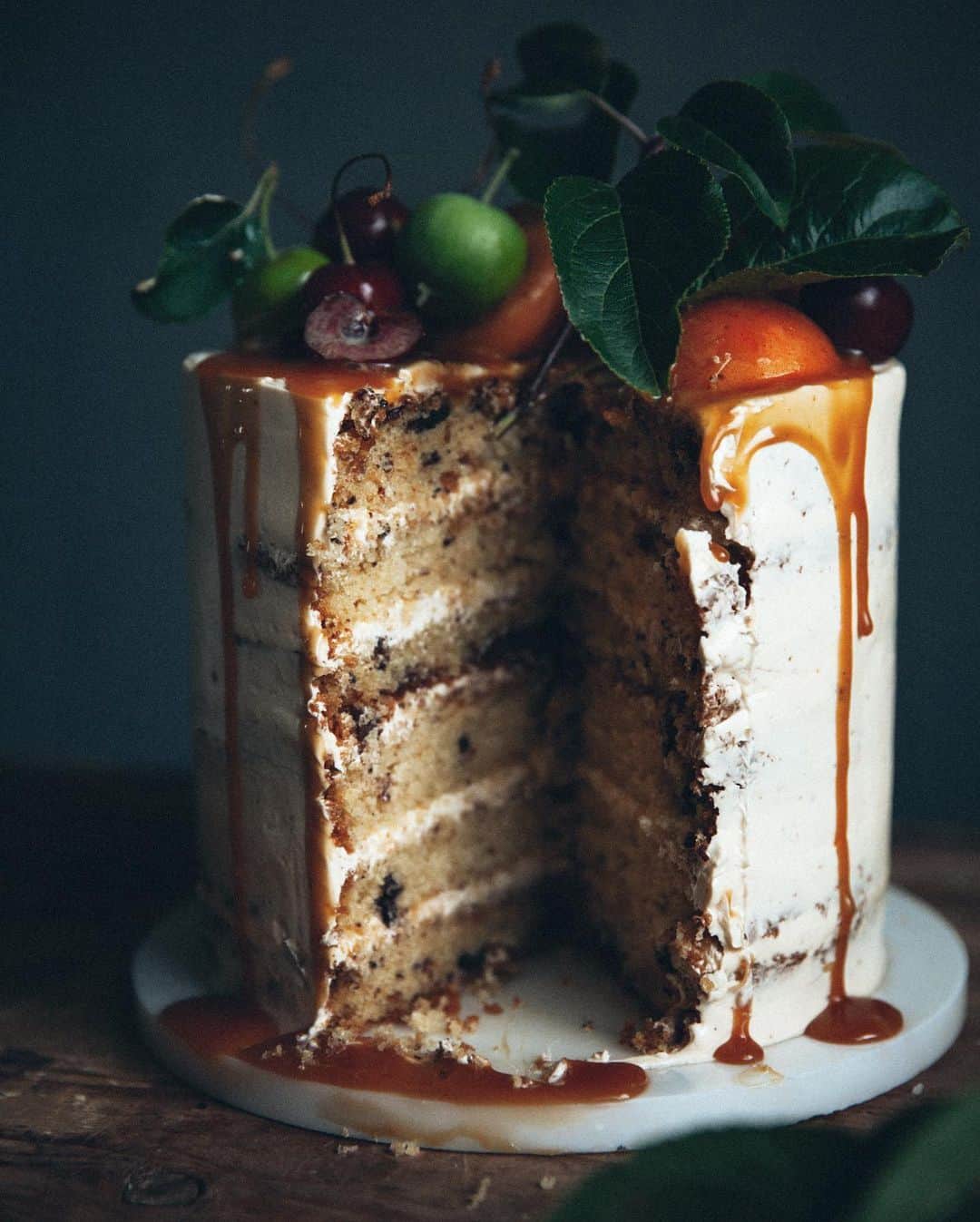 Linda Lomelinoさんのインスタグラム写真 - (Linda LomelinoInstagram)「Brown butter chocolate chip cake with bourbon caramel frosting 🥃 Recipe is linked in my profile!」7月30日 1時44分 - linda_lomelino